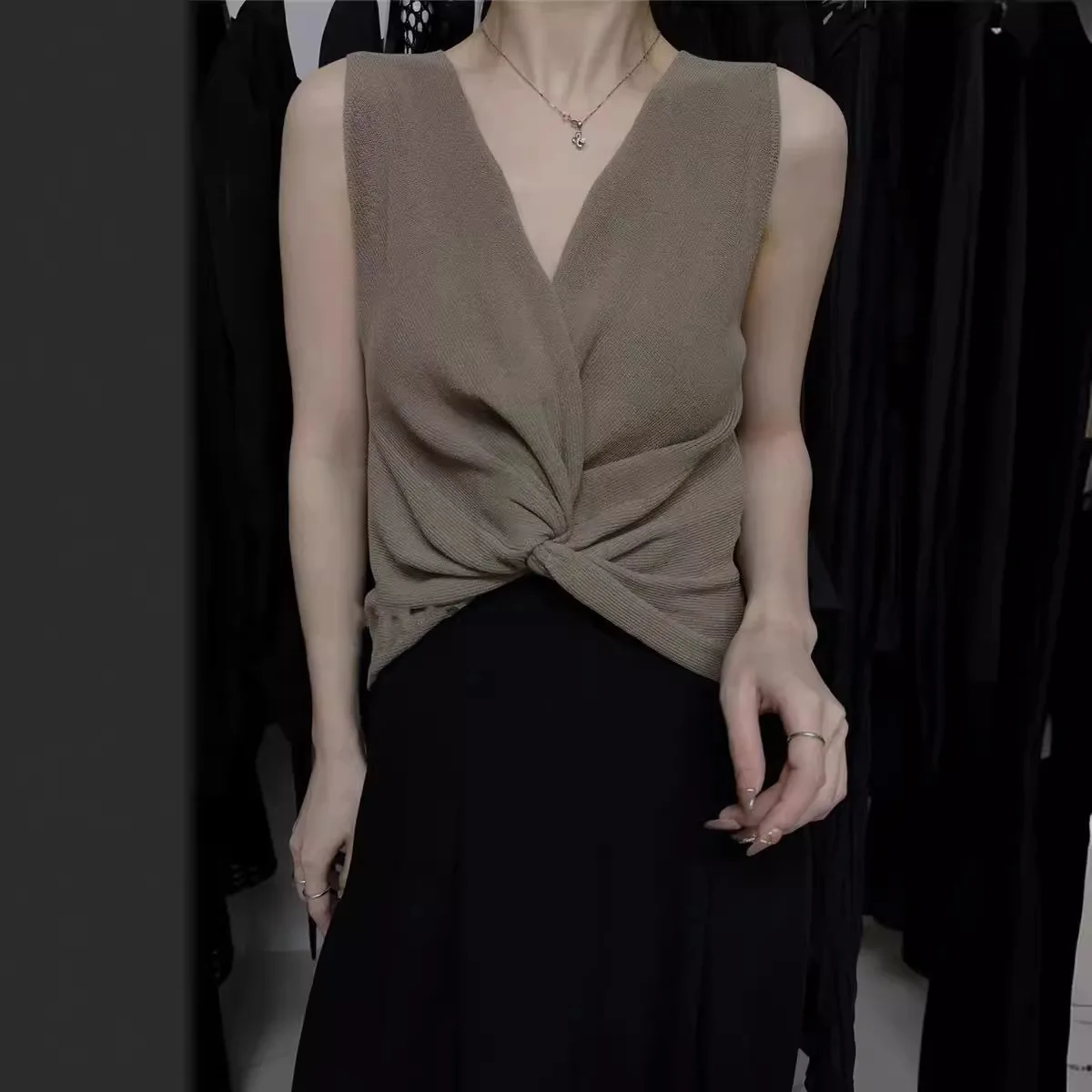 Summer new French retro deep V-neck twisted design, slim fit and sexy vest with camisole inside