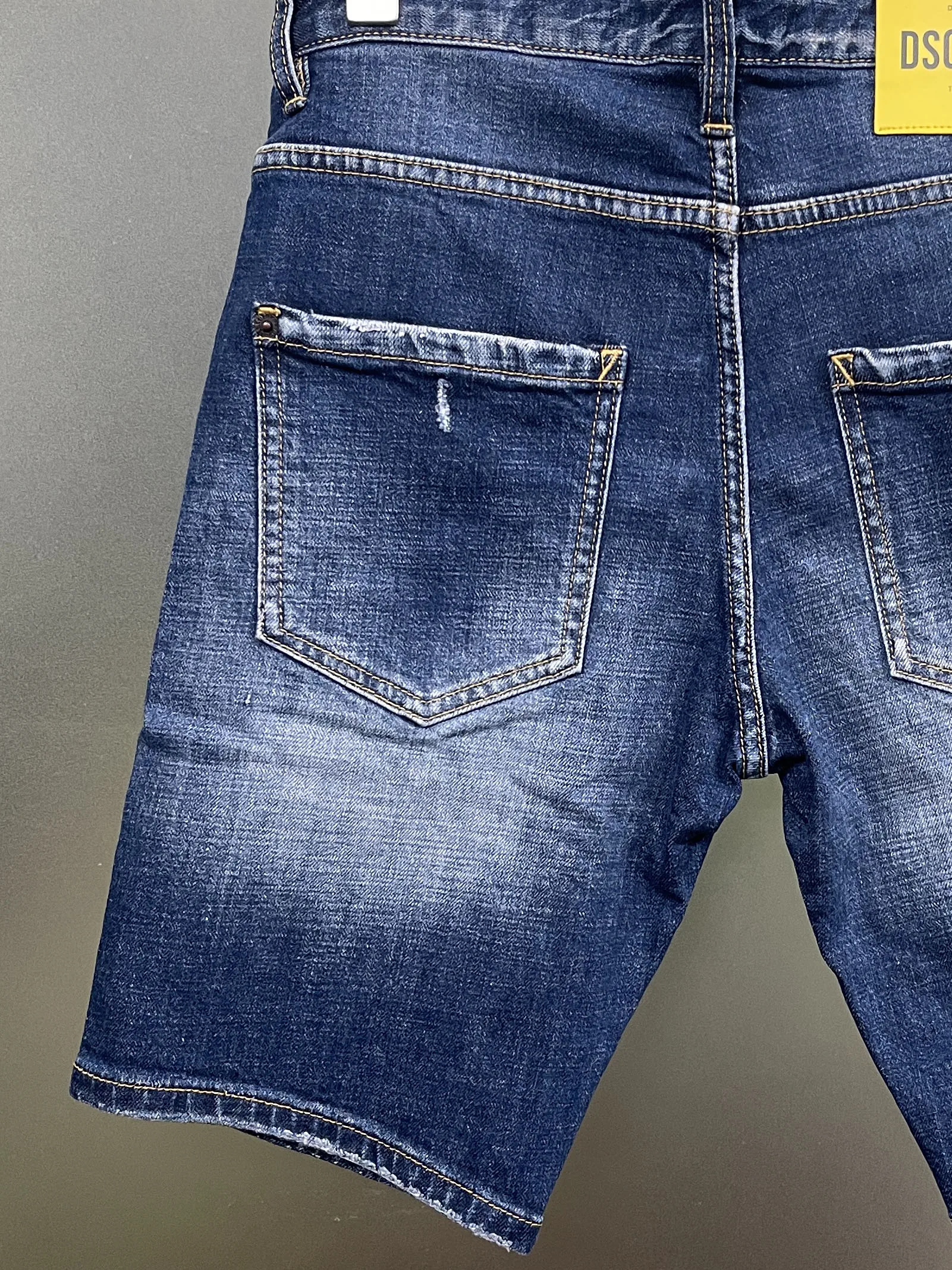 Frühling und Sommer 2025, neue D2-Jeans, trendige, gewaschene, schleifende Patch-Farbe für Herren, schmal geschnittene, mikroelastische Denim-Shorts für Herren