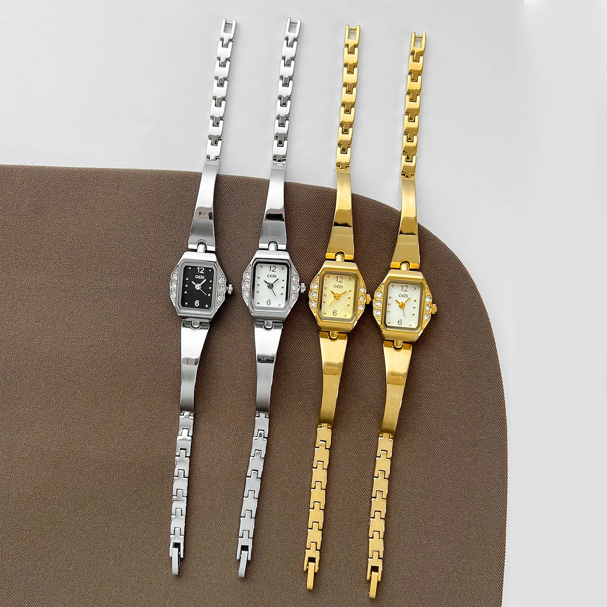 ساعة كوارتز نسائية جديدة ذات وجه مربع، تصميم راقي وبسيط وأنيق، ساعة نسائية متعددة الاستخدامات، هدية عملية للنساء.