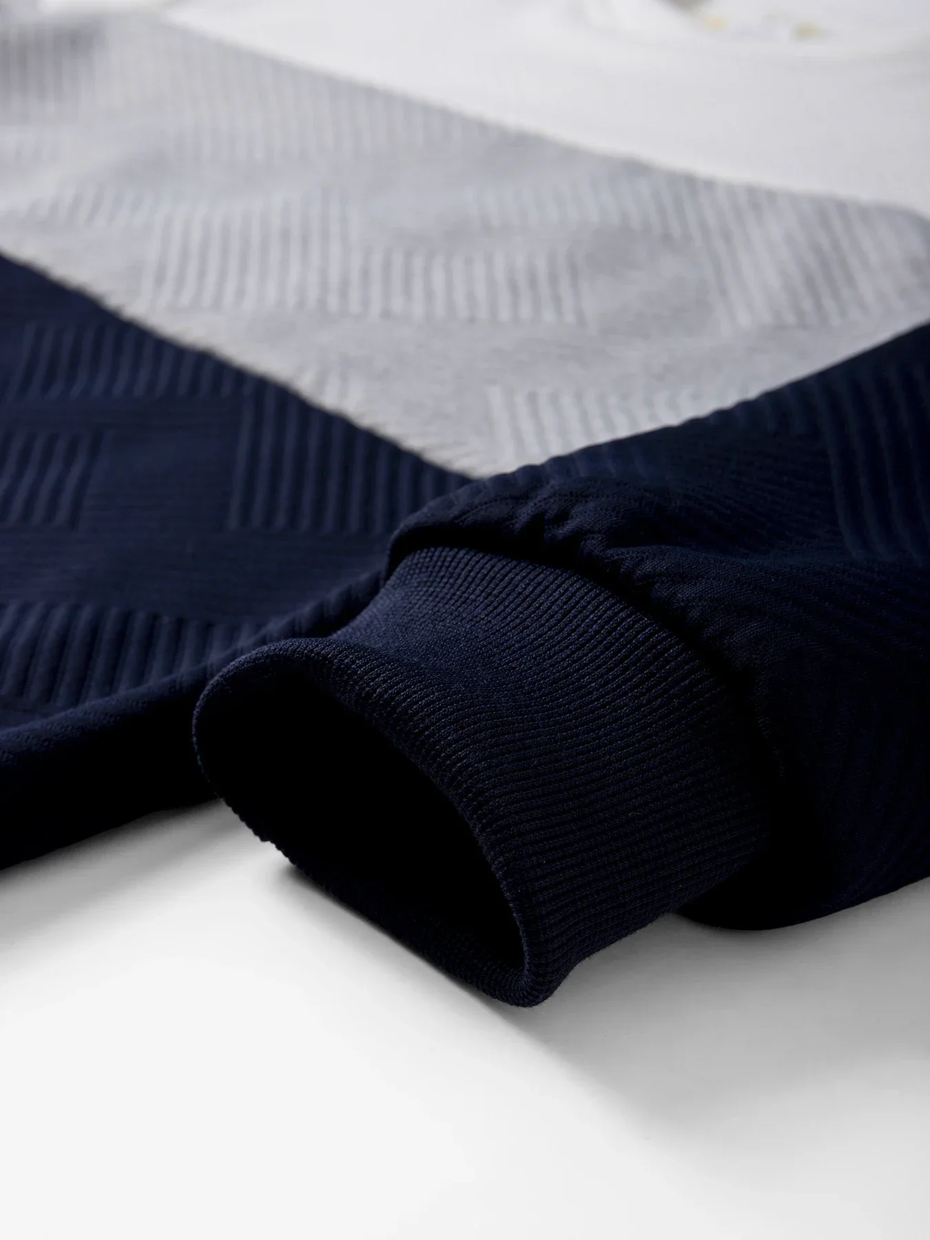 Herren-Sweatshirt, warm und weich, mit Farbblock-Design, Fleece-Futter, strukturierte Oberfläche, ideal für Herbst und Winter, lässig für den täglichen Gebrauch. – Detail 9