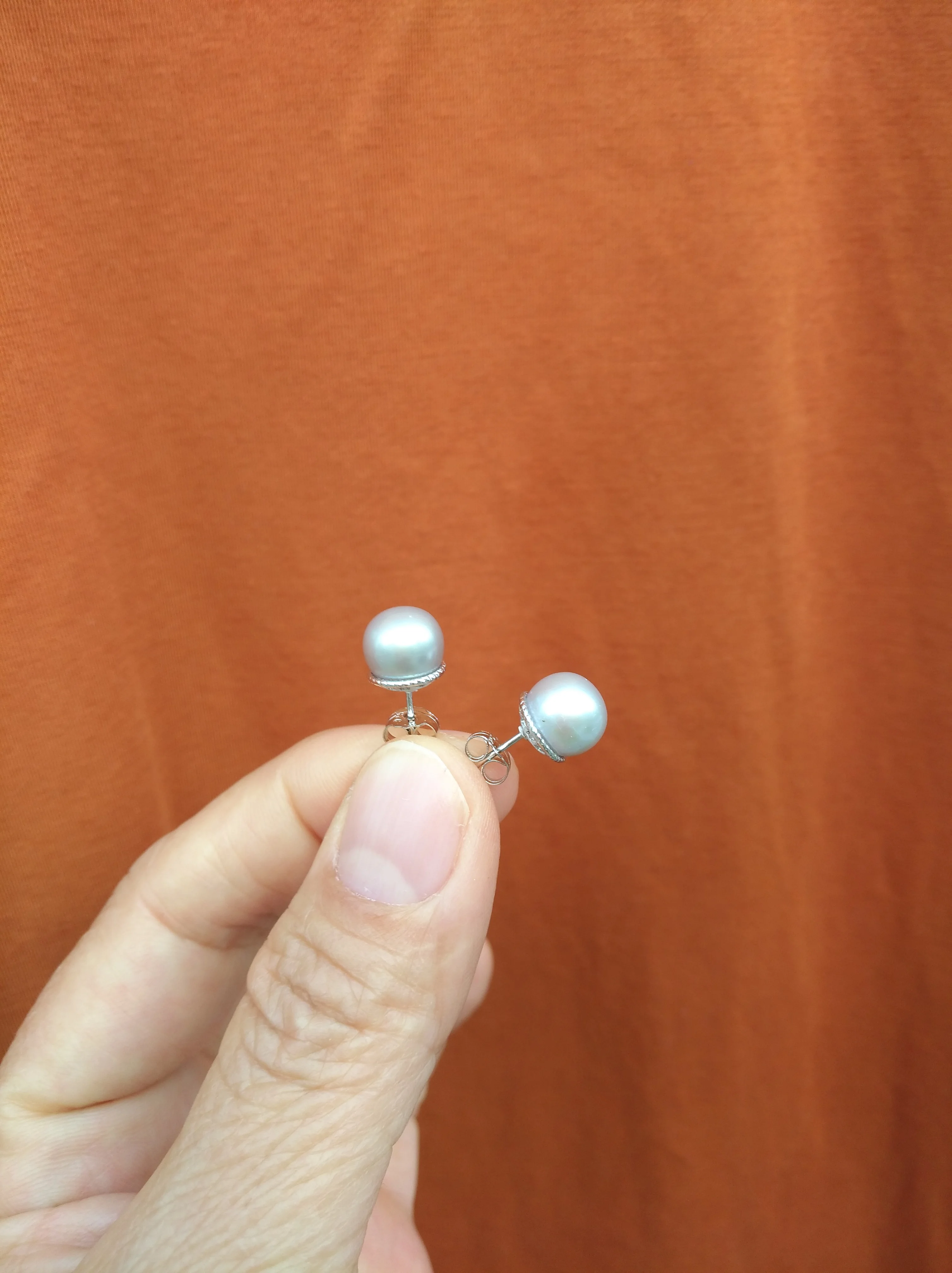 

Пара сережек-гвоздиков с натуральным серым жемчугом Южных морей AAA+7-8 мм.