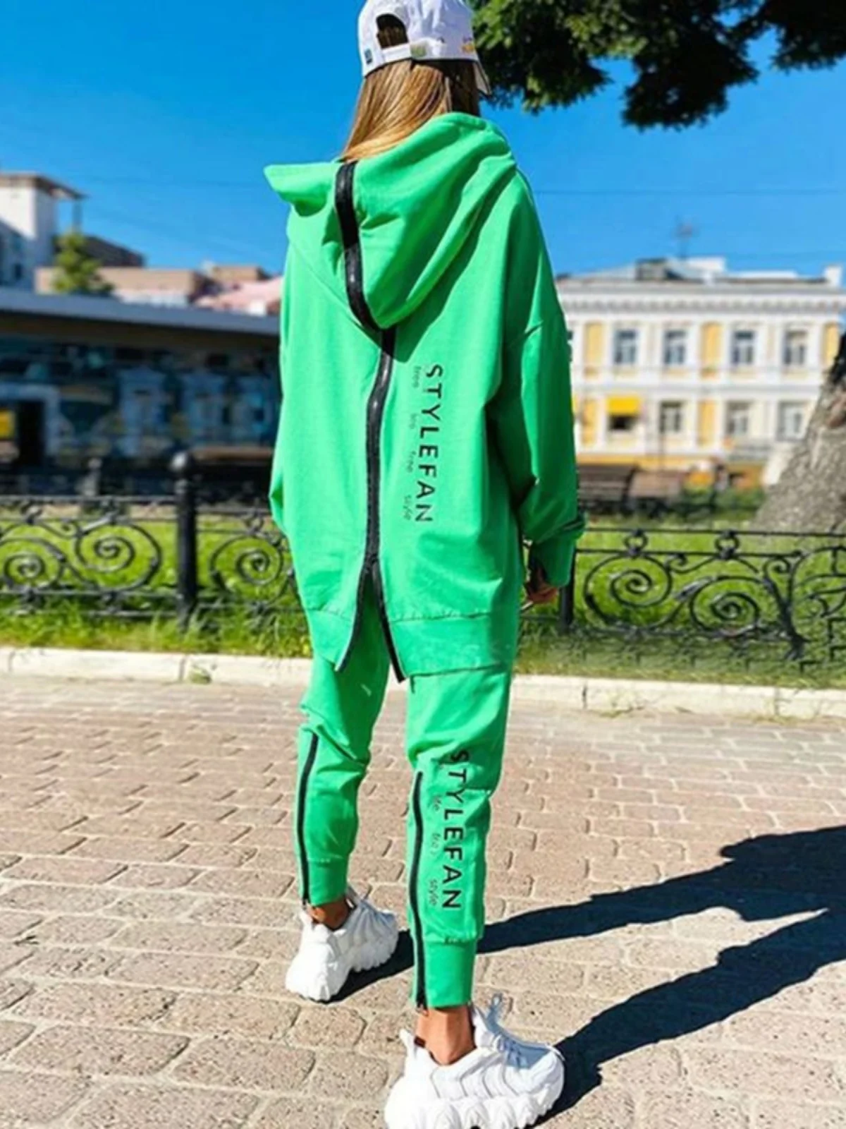 

Костюм-двойка с капюшоном на молнии спереди и сзади, с буквенным принтом, длинные брюки, повседневный спортивный комплект из полиэстера с длинными рукавами и V-образным вырезом