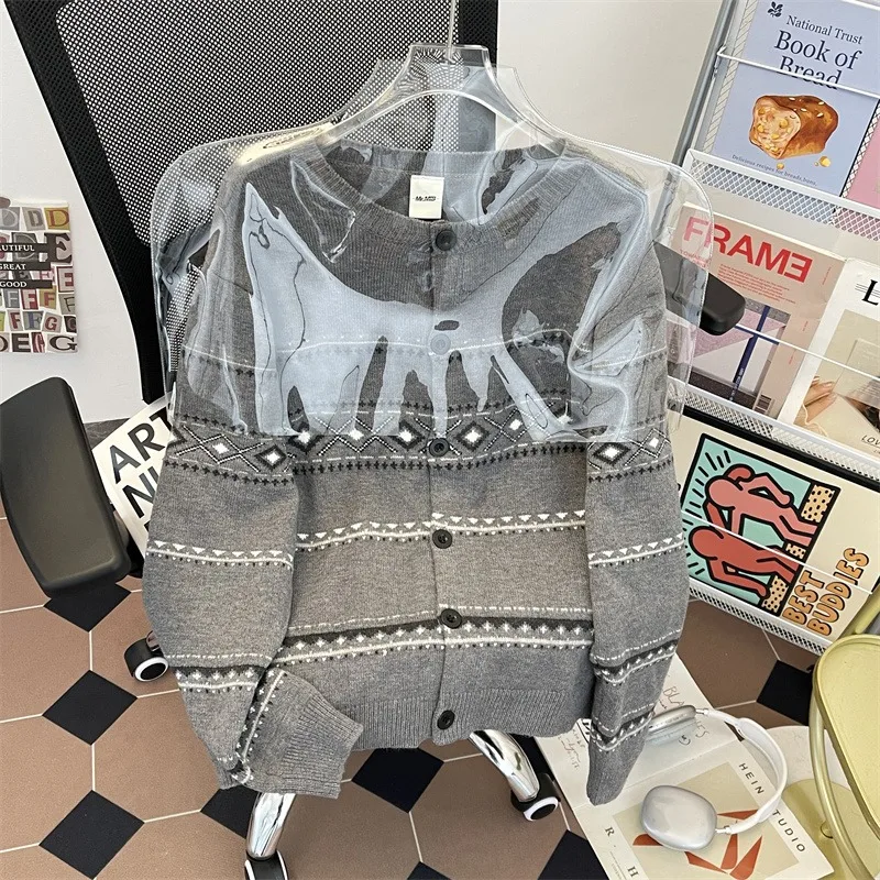 

Fel Island High Intelligence College Atmosphere Jacquard Texture Spinning Sheep Plush Knitted Cardigan Sweater