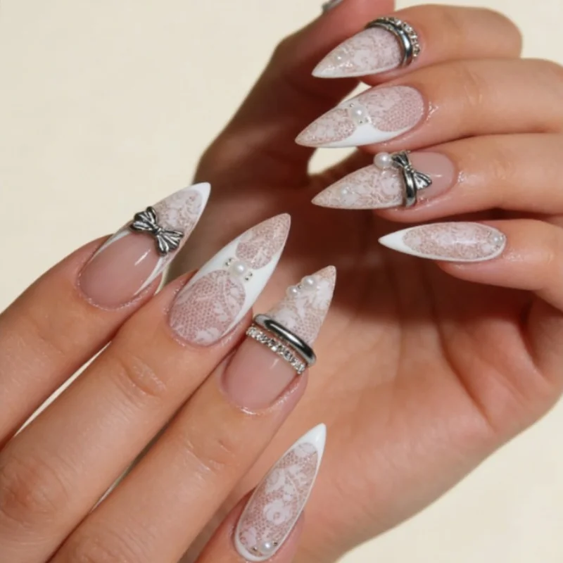 

24 шт. накладных ногтей френч-стилето с кружевным узором, бантом, жемчугом и серебряными кольцами, многоразовые акриловые накладные ногти, элегантный маникюр