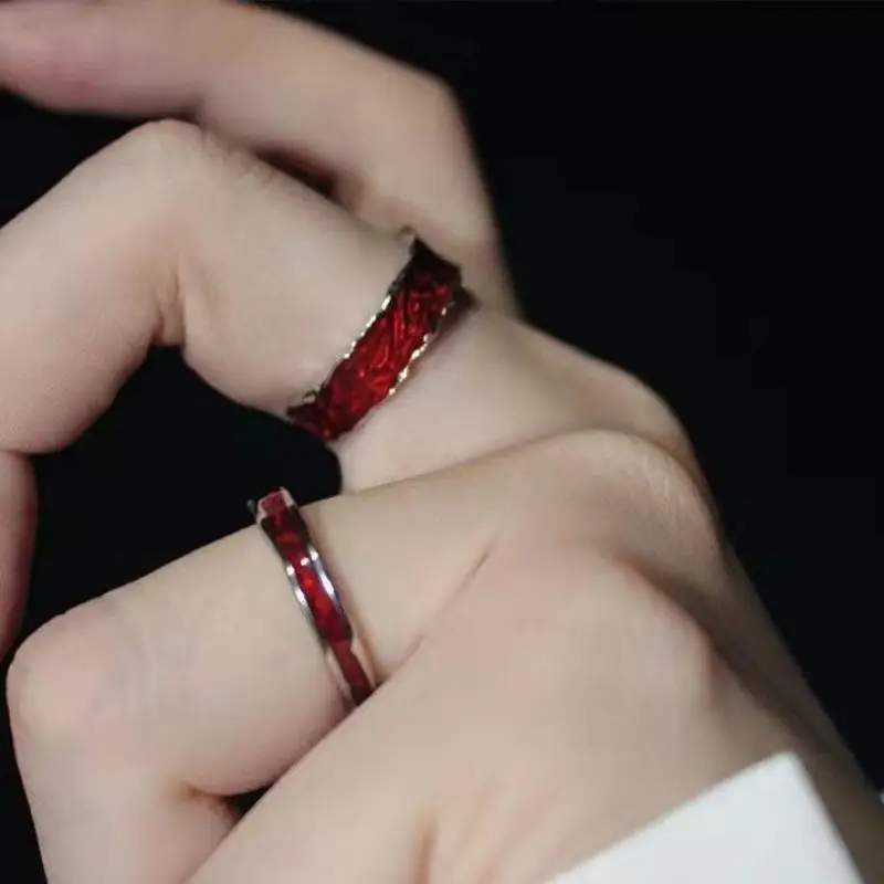 ¿Qué es realmente un anillo de hilo rojo y por qué se ha vuelto tan popular entre parejas jóvenes?