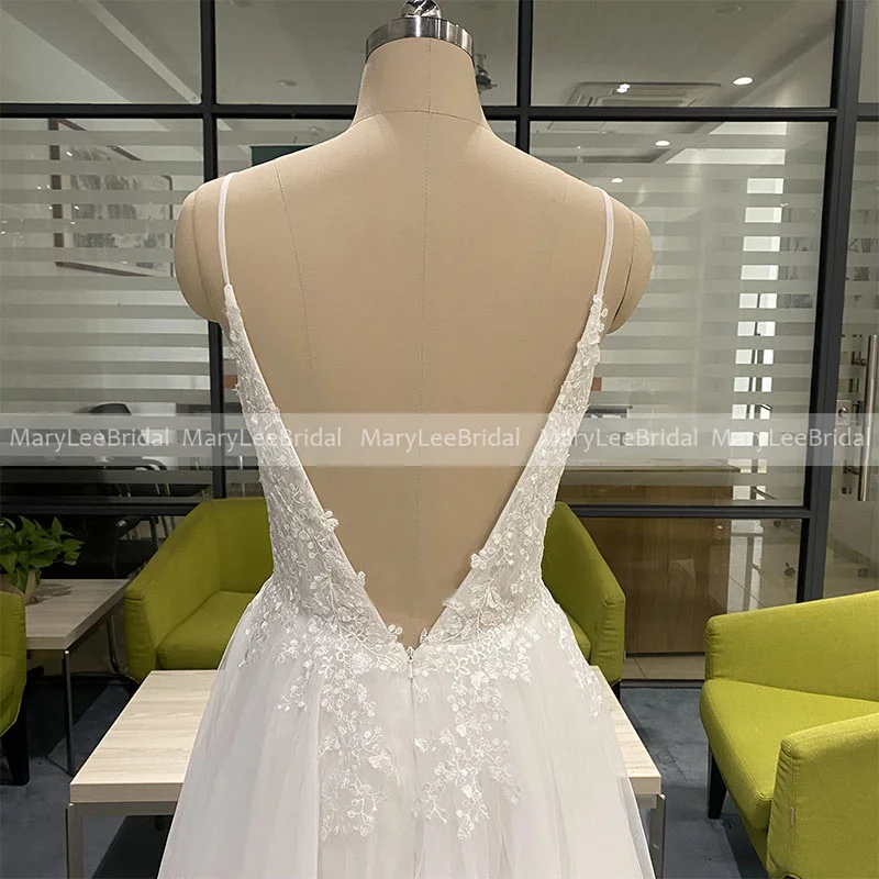 Gaun Pengantin Boho Putih Ringan Tali Spaghetti V-Neck A-line Tulle Pantai Gaun Pengantin Panjang Penuh Gaun Pengantin Terbuka Kembali