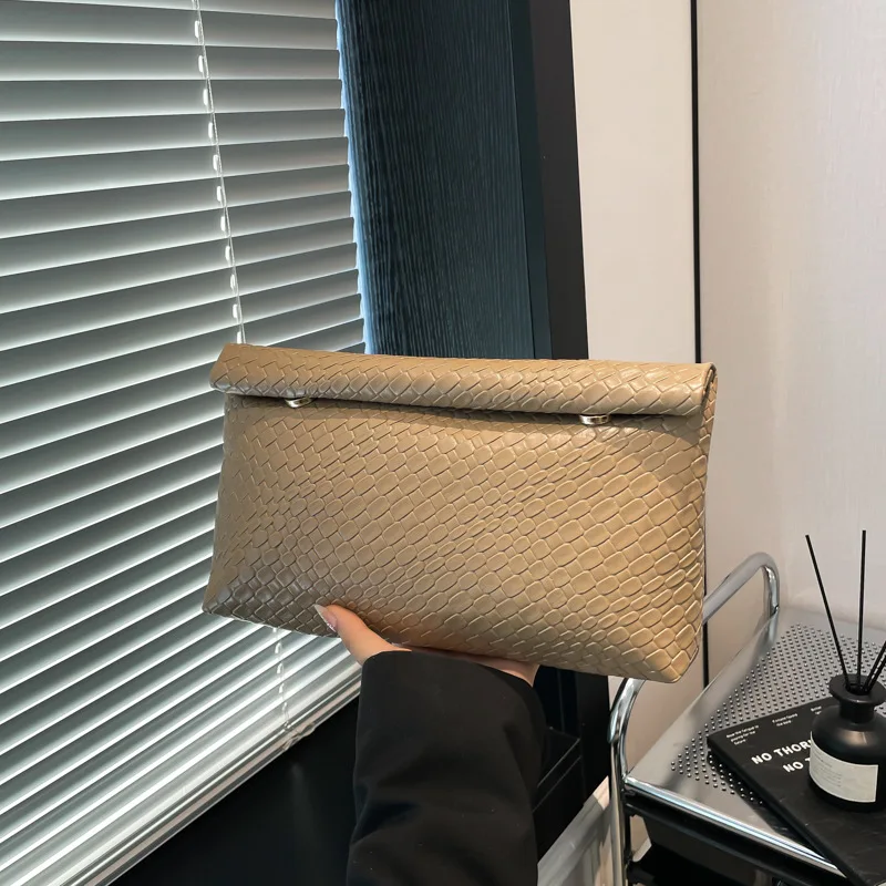 

Casual Versatile Crossbody Bag for Women, New Korean Version Shoulder Bag, Fashionable and Trendy Commuting Bags for Women