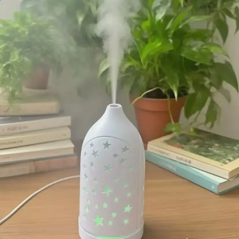 3 aceites esenciales incluidos: difusor ultrasónico con apagado automático, funcionamiento silencioso y 7 LED que cambian de color: aumenta el ambiente para la vida