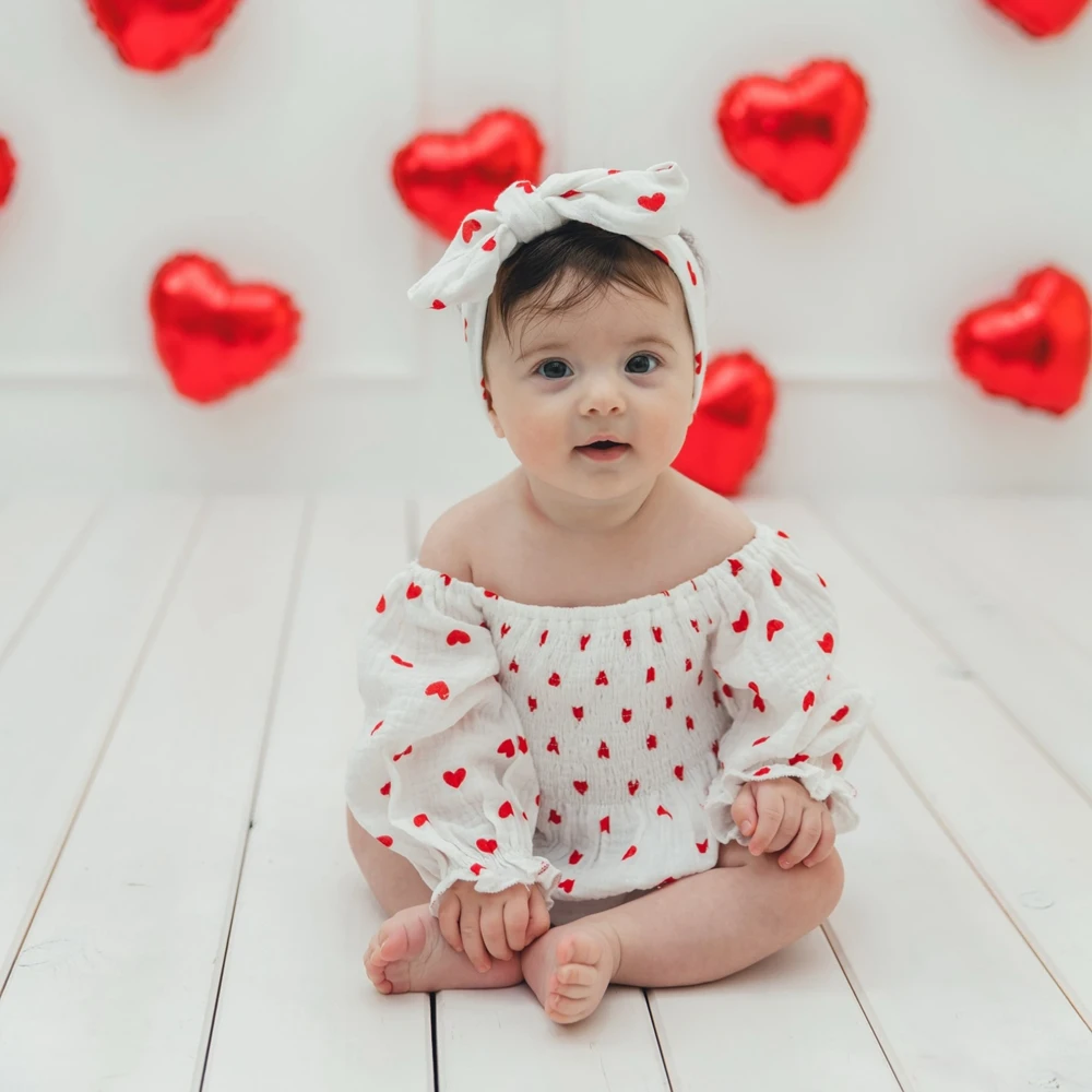 バレンタインデーの女の赤ちゃんハートプリントオフショルダーロンパース、お揃いのリボンヘッドバンド付き幼児写真撮影衣装新生児服