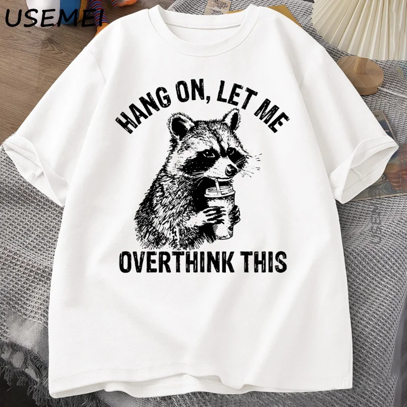Hang on Let Me Overthink นี้ T เสื้อผู้ชายผู้หญิง Racoon ตลกเสื้อยืดถังขยะ Panda Tee เสื้อลําลองแขนสั้นผ้าฝ้ายเสื้อผ้า