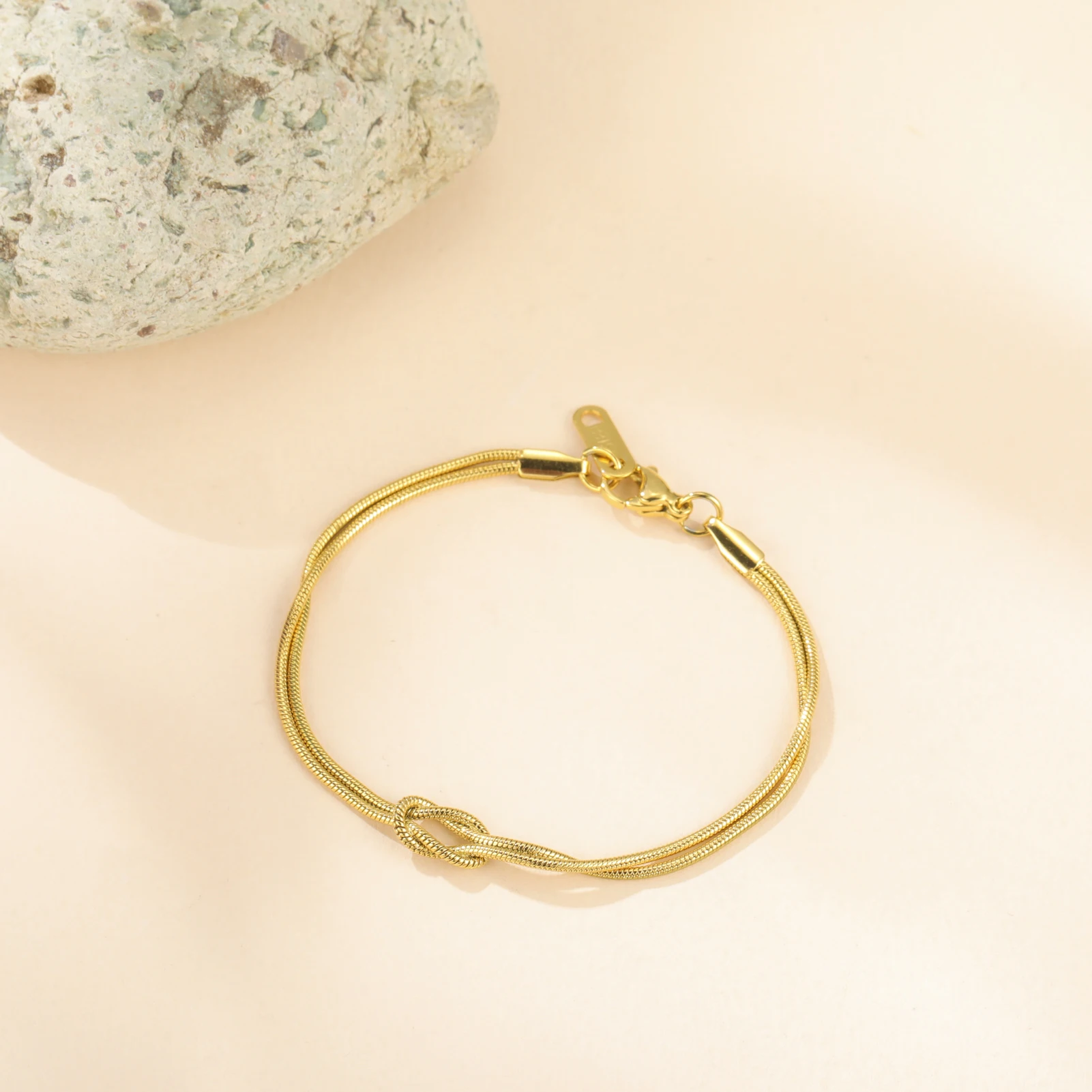 Skyrim Doppelte Schlangenkette Liebesknoten Armband Edelstahl Goldfarben Verstellbare Armbänder für Frauen Männer Paare Minimalistischer Schmuck – Detail 3