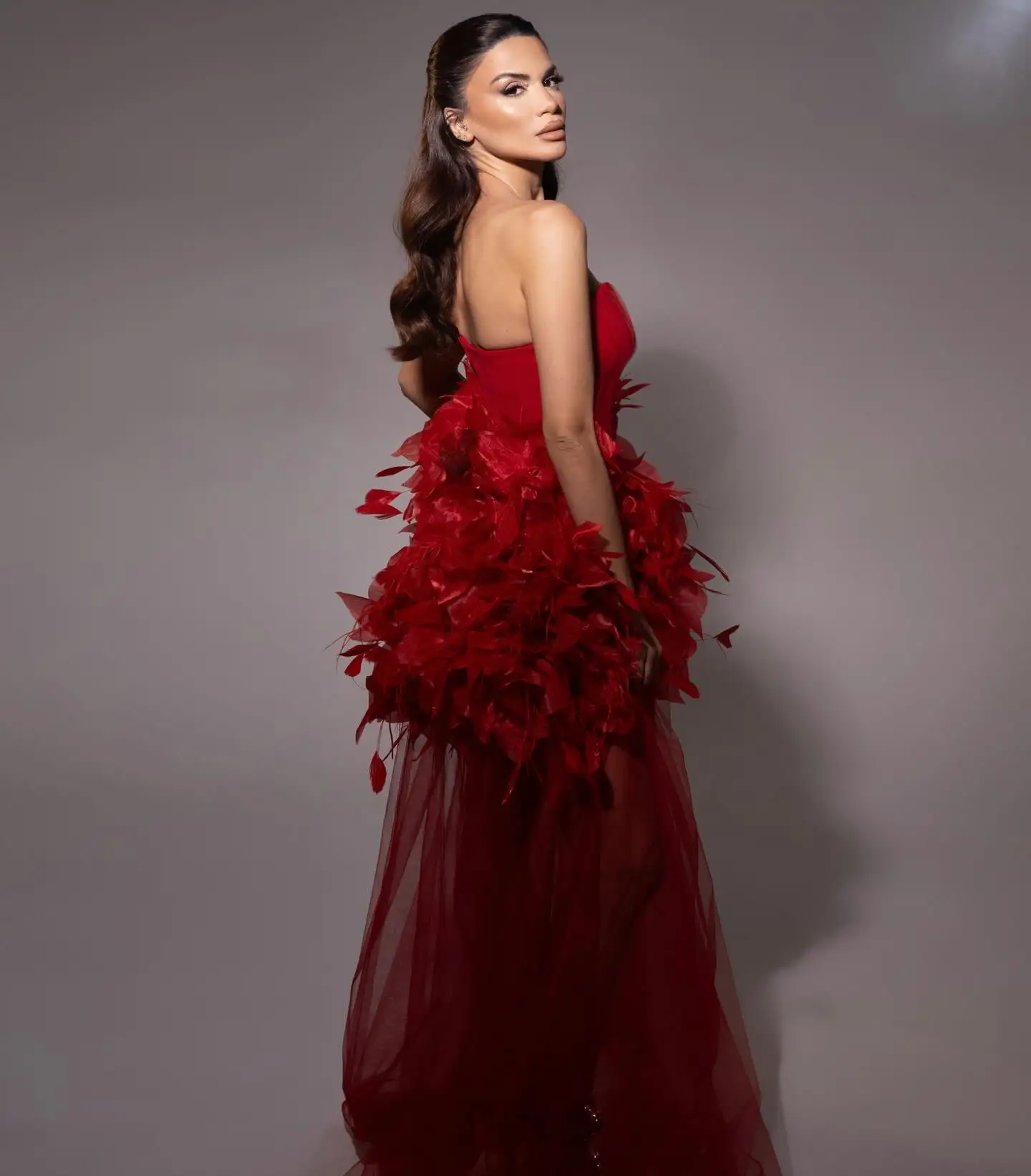 Chique plissado penas vestido de noite 2026 alta costura vestido vermelho sem alças em camadas tule vestidos de festa de casamento vestido formal de noite
