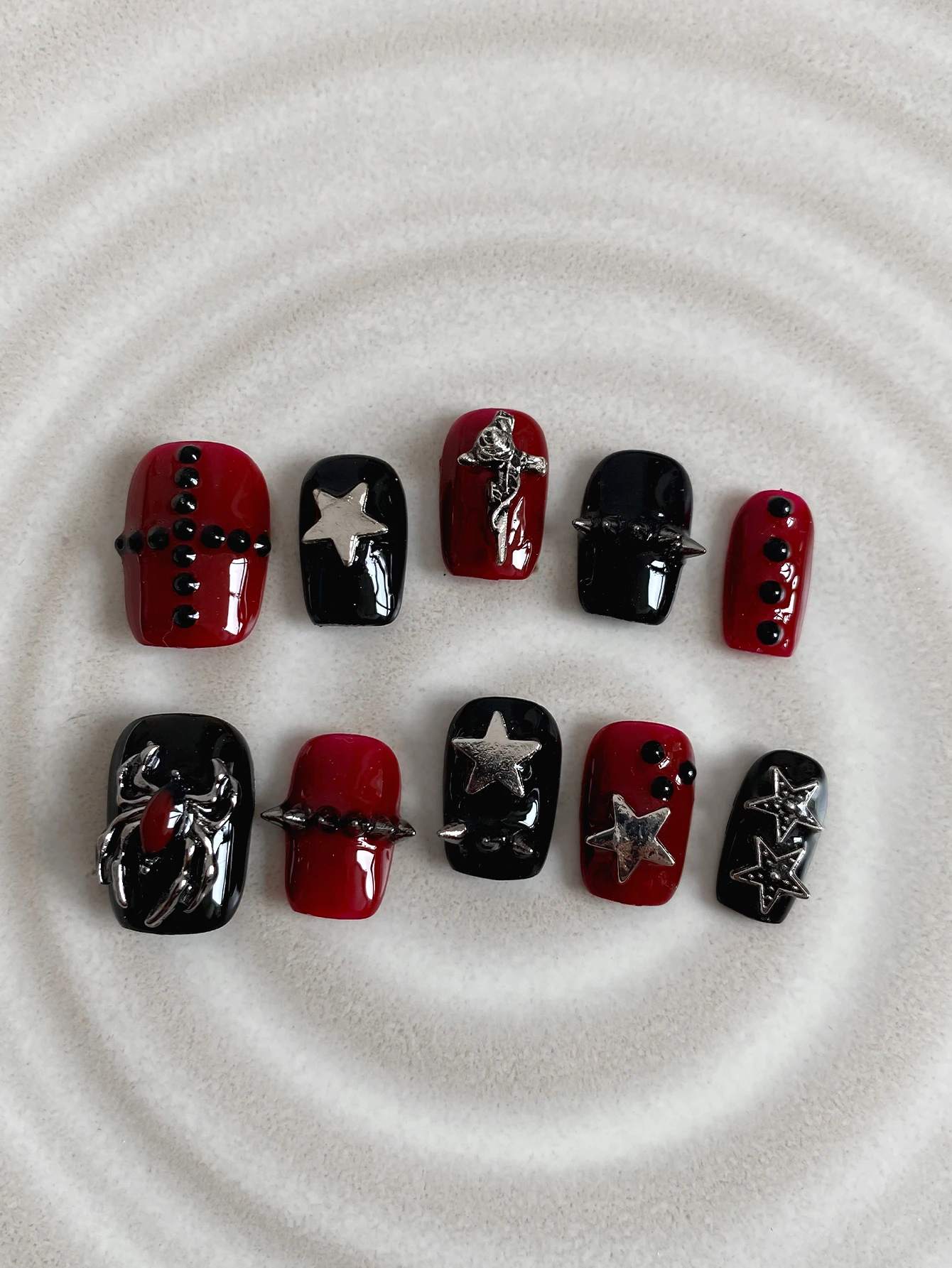 Gothic Spider Star Press On Nails, Red Black Fake Nails with Metal Charm, Punk Reusable False Nail Kit for Halloween Party