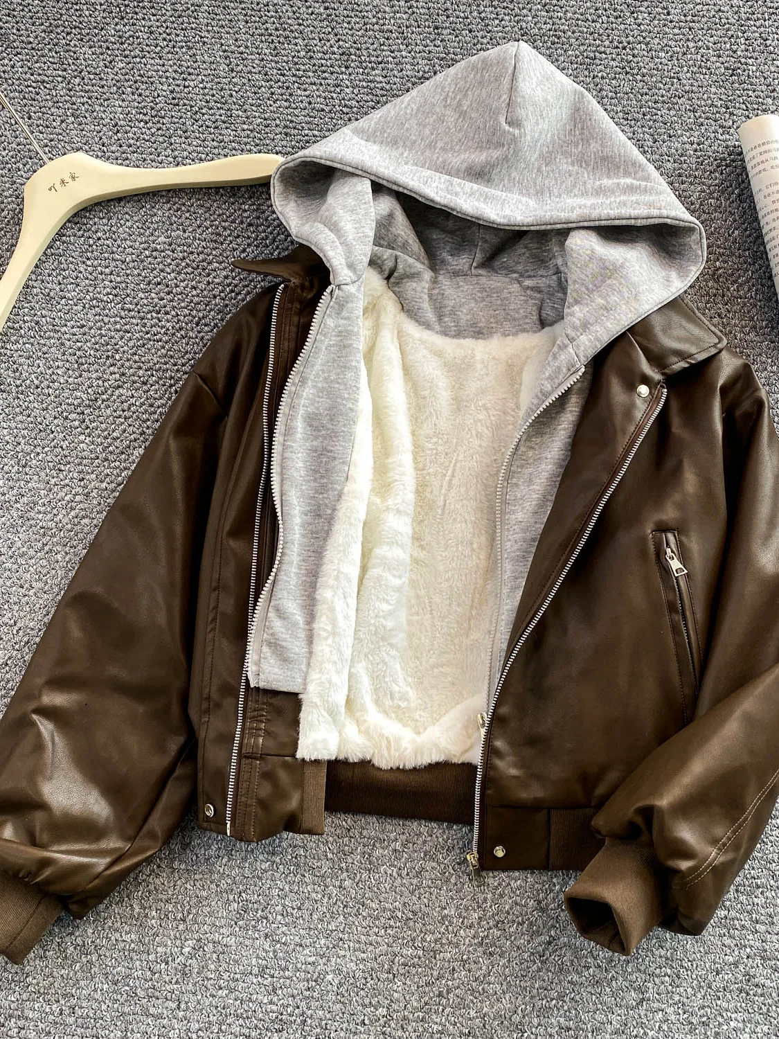 レトロフリース裏地付き厚手スプライシングスリムフィットフード付きジャケット レディース 冬用 小さいサイズ クールな風防PUレザージャケット ジッパー付き