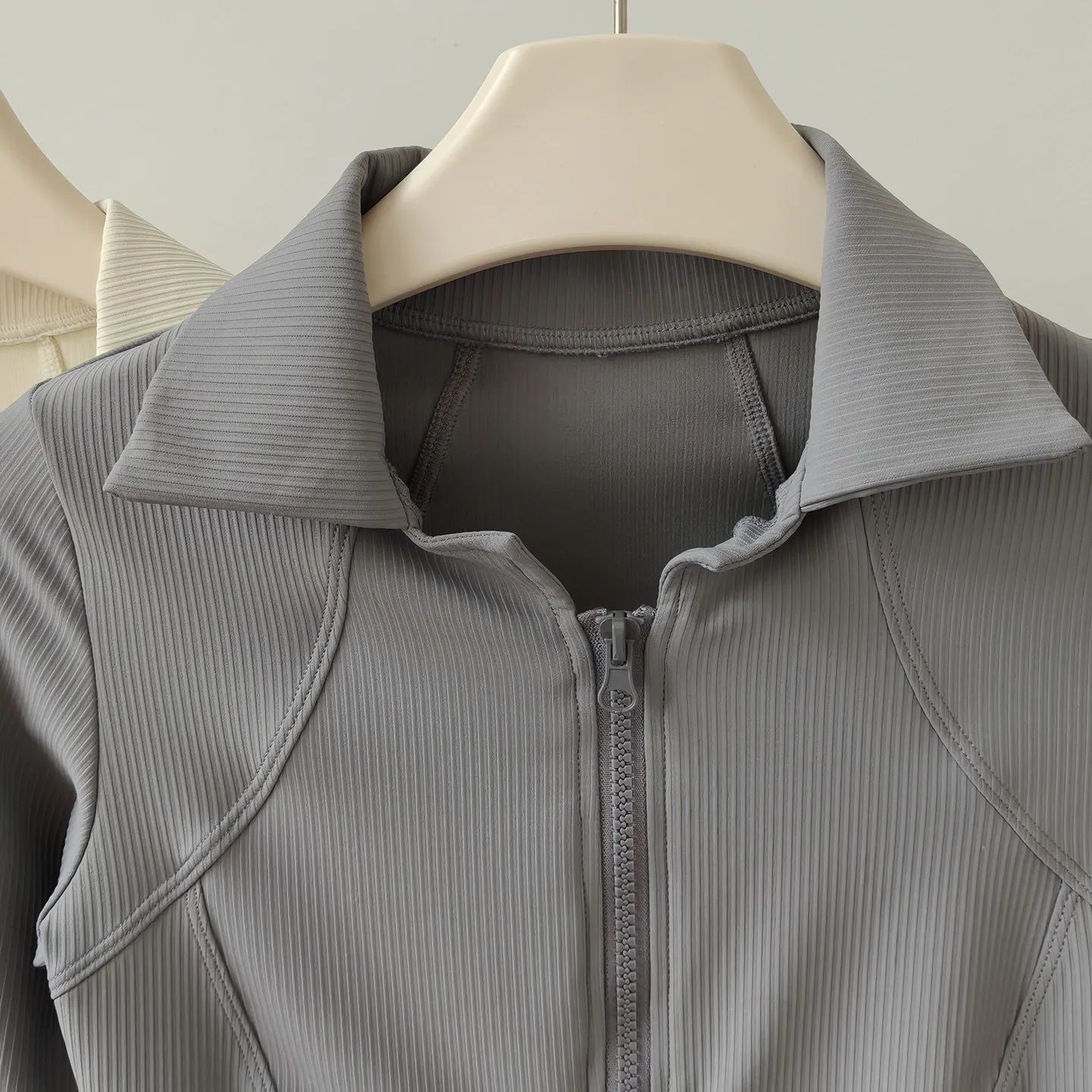 Yoga-Kleidung, langärmelige Shirts, Crop-Top, Damenjacke mit Reißverschluss und Kragen, schmal geschnittene Trainingsjacke, Laufjacke, Pilates-Fitnessjacke, Stoff – Detail 7