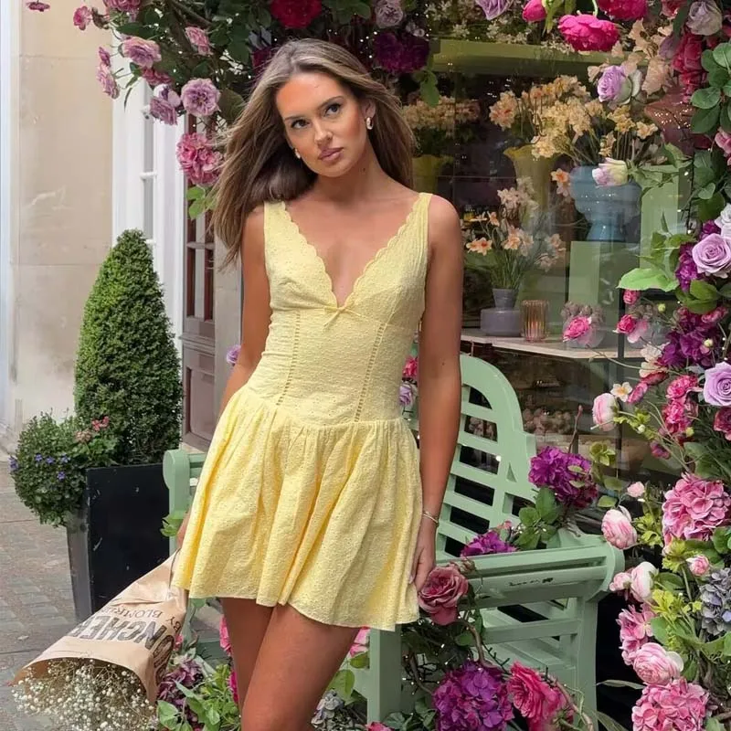 YENKYE Hollow Out Borduren Geel Tank Jurk Vrouwen V-hals Mouwloos A-lijn Mini Zomerjurken Holiday Party Gewaad 2025