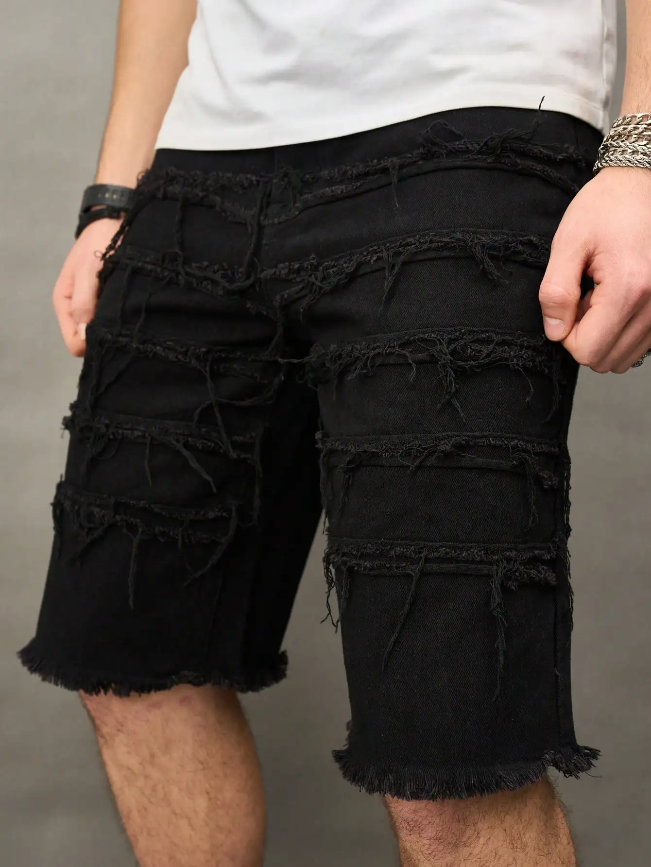 شورت جينز صيفي للرجال. شورت أسود مستقيم الساق. أسلوب الشارع العصري. ملابس غير رسمية يومية.