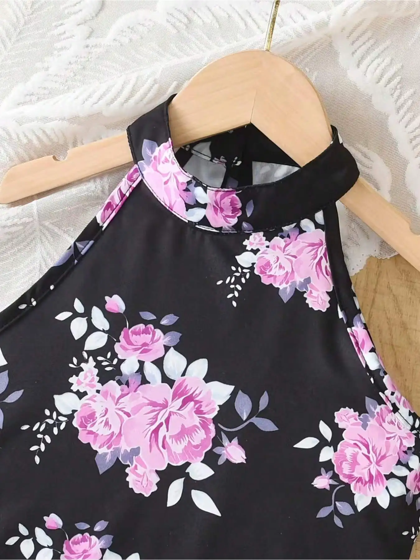 Kinder-Set mit Blumenmuster: Ärmelloses Oberteil mit Rundhalsausschnitt und elastischem Bund, Netzrock, Kinderoutfit – Detail 5