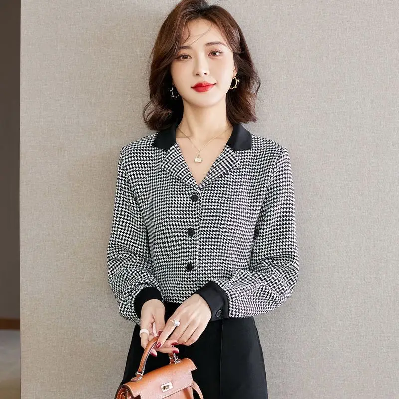 Retro Hong Kong Style Checkered Shirt for Women\'s Spring Wear, New Fashionable Loose and Slimming Suit Collar Long Sleeved Top