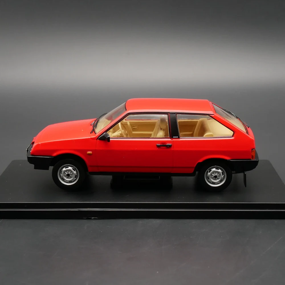 Diecast Ixo 1:24 Scale Lada Samara VAZ 2108 Soviet Old Car Alloy Car Model Collectible Toy Gift Souvenir Display Ornament
