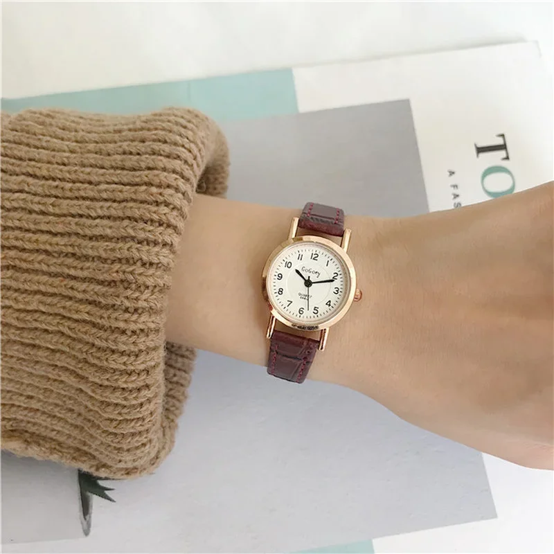 แฟชั่นของผู้หญิงสีขาวขนาดเล็กนาฬิกาสุภาพสตรีควอตซ์นาฬิกาข้อมือย้อนยุคเรียบง่าย Montre Femme หนังนาฬิกา