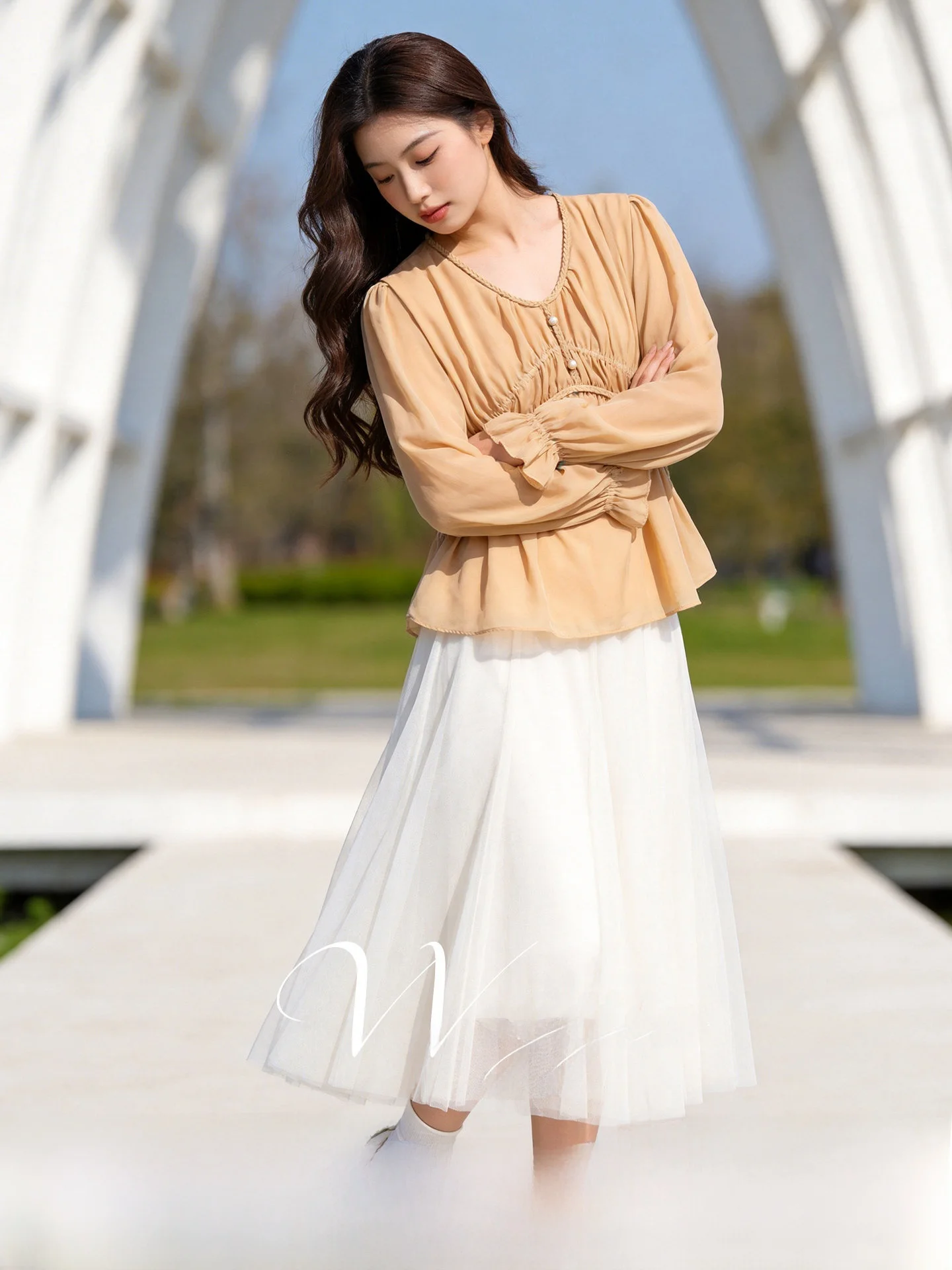 

Женская блузка больших размеров с V-образным вырезом и завязками на талии, шифоновая, весна 2026, стройнящая, универсальная, во французском стиле, приятная к телу, дышащая