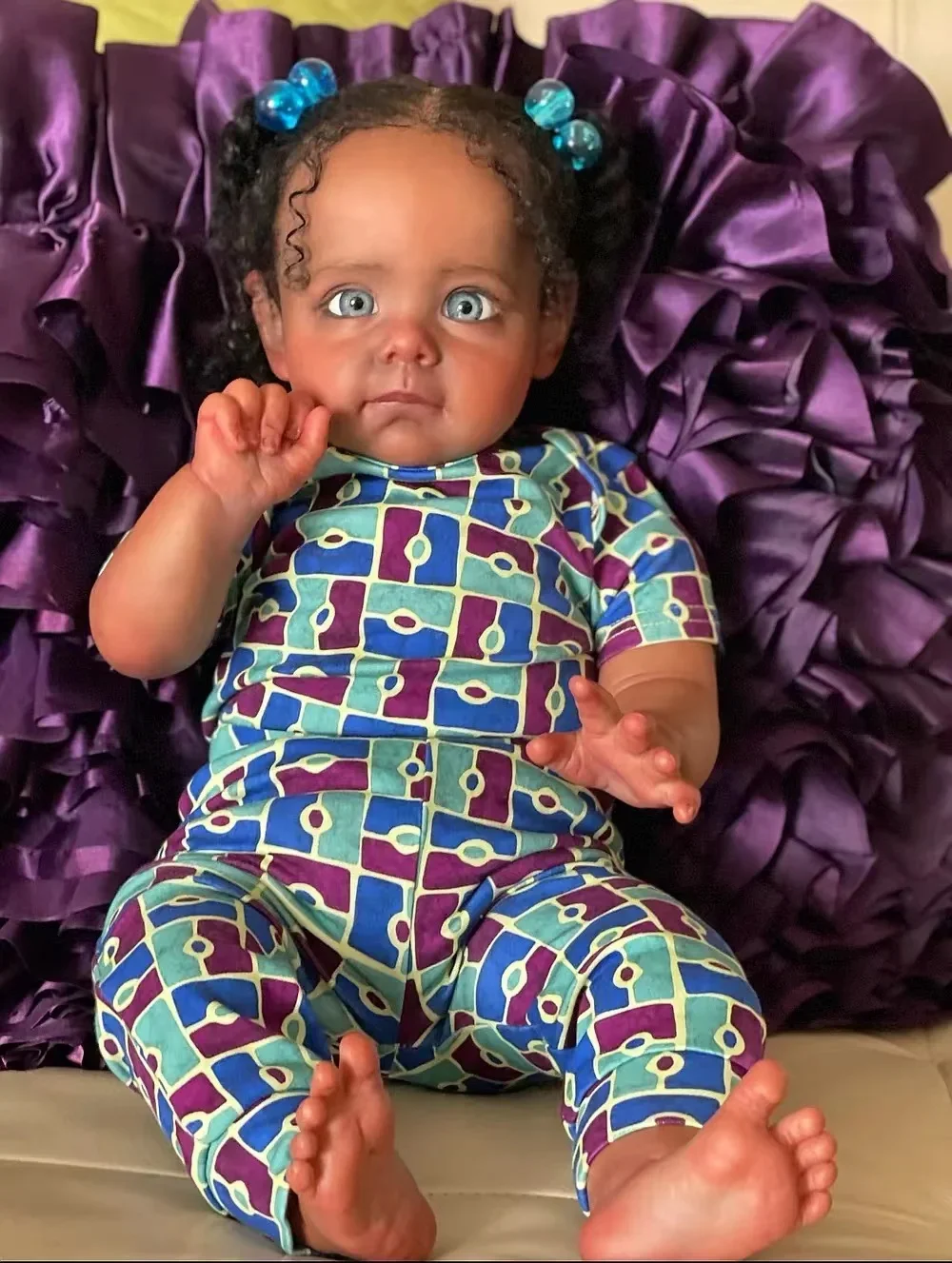 SINO-BB Fornitura limitata personalizzata 24''Reborn Baby Maggie Capelli radicati a mano Pelle scura Bambola già finita con abito diverso