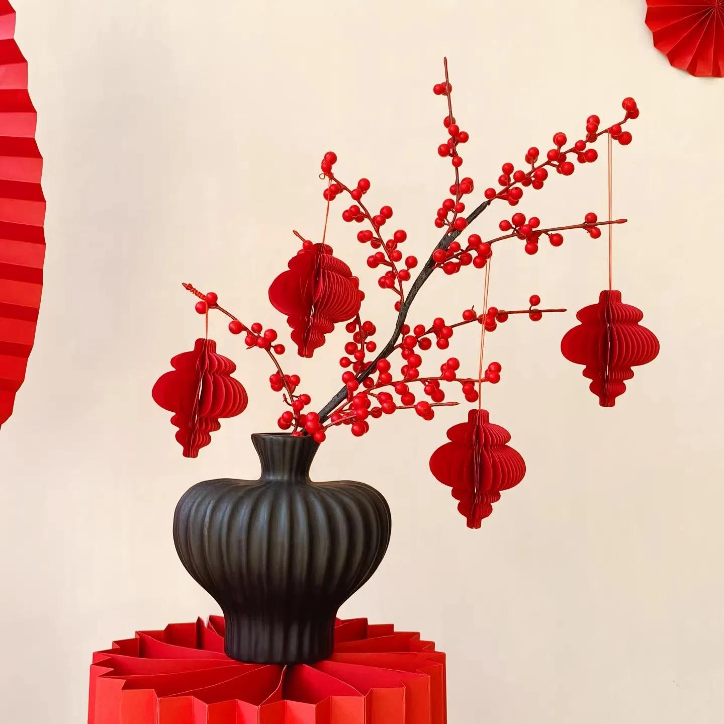 

Декоративное украшение к Китайскому Новому году: искусственные красные ягоды и цветы в керамическом горшке для гостиной, имитация сосновых плодов