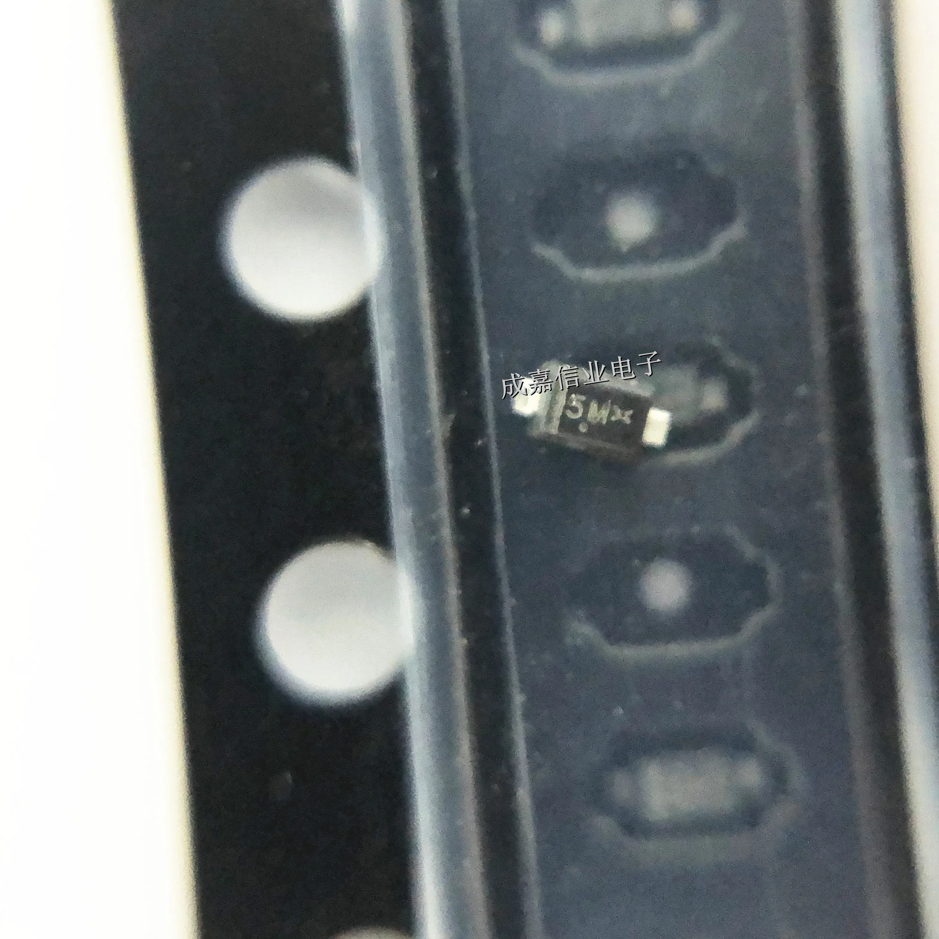 100pcs/Lot RB521S30T1G SOD-523-2 MARKING;5M Schottky Diodes & Rectifiers 30V 200mA Operating Temperature:- 55 C-+ 125 C