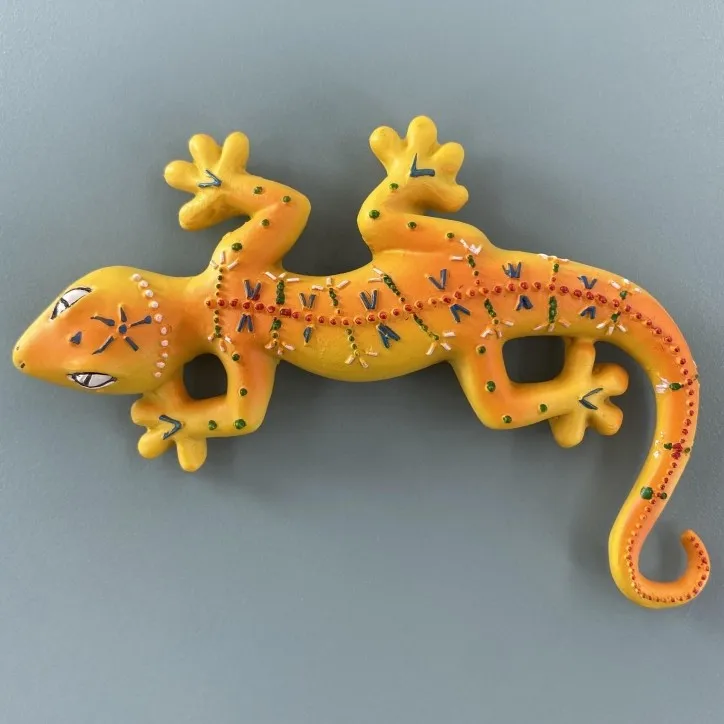 

Барселона, Испания: Креативная 3D-наклейка на холодильник с изображением геккона, выполненная в технике росписи.