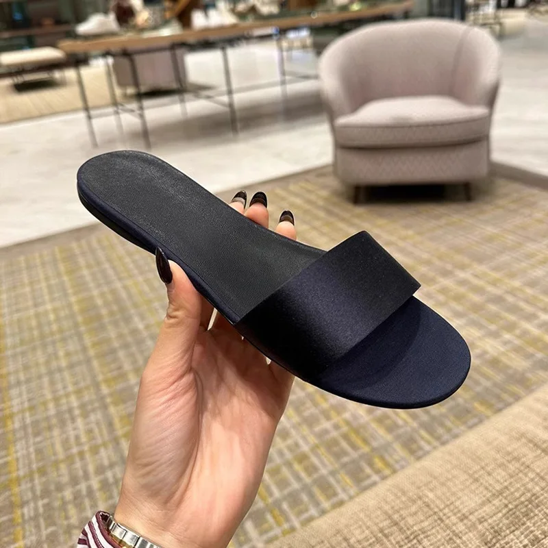 

French One Word Slippers Women Summer 2026 Simple Leather Toe Exposed Women's Shoes Beach Niche Sandals Outdoor Wear big size