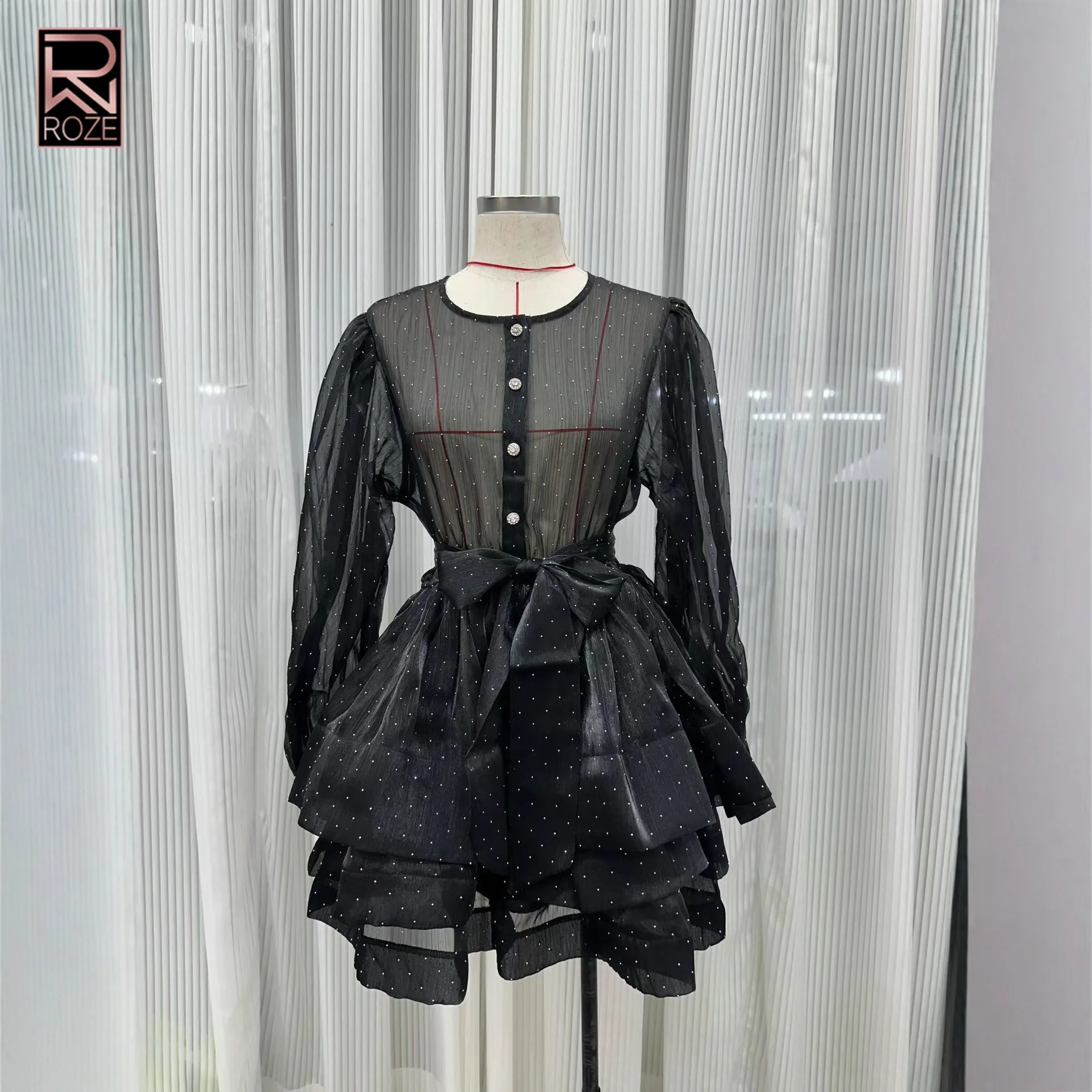 Charmante mini-robe boutonnée sur le devant avec des manches bouffantes dramatiques et une taille définie – La fête sur le jardin par excellence et la robe de printemps