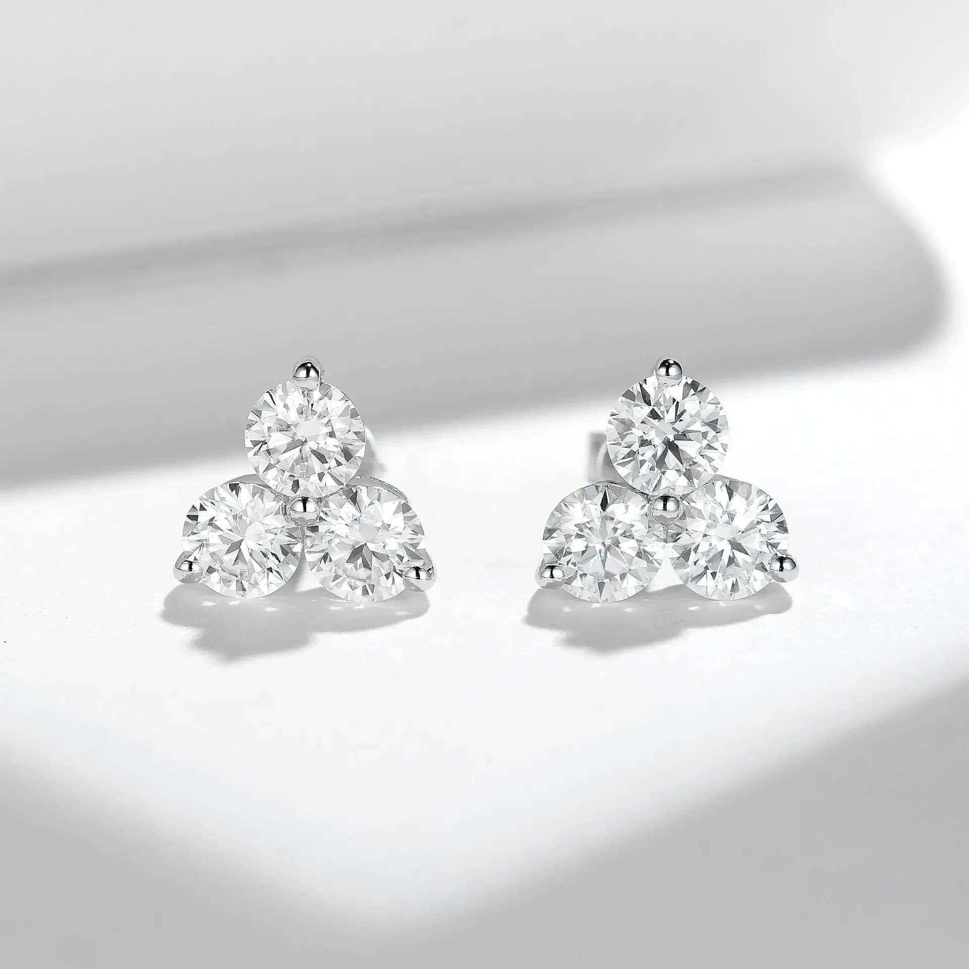 

LinkerLove серьги-гвоздики с муассанитом и клевером 3 карата для женщин, серьги-гвоздики из стерлингового серебра 925 пробы с бриллиантами, позолоченные 18 карат, вечерние ювелирные украшения