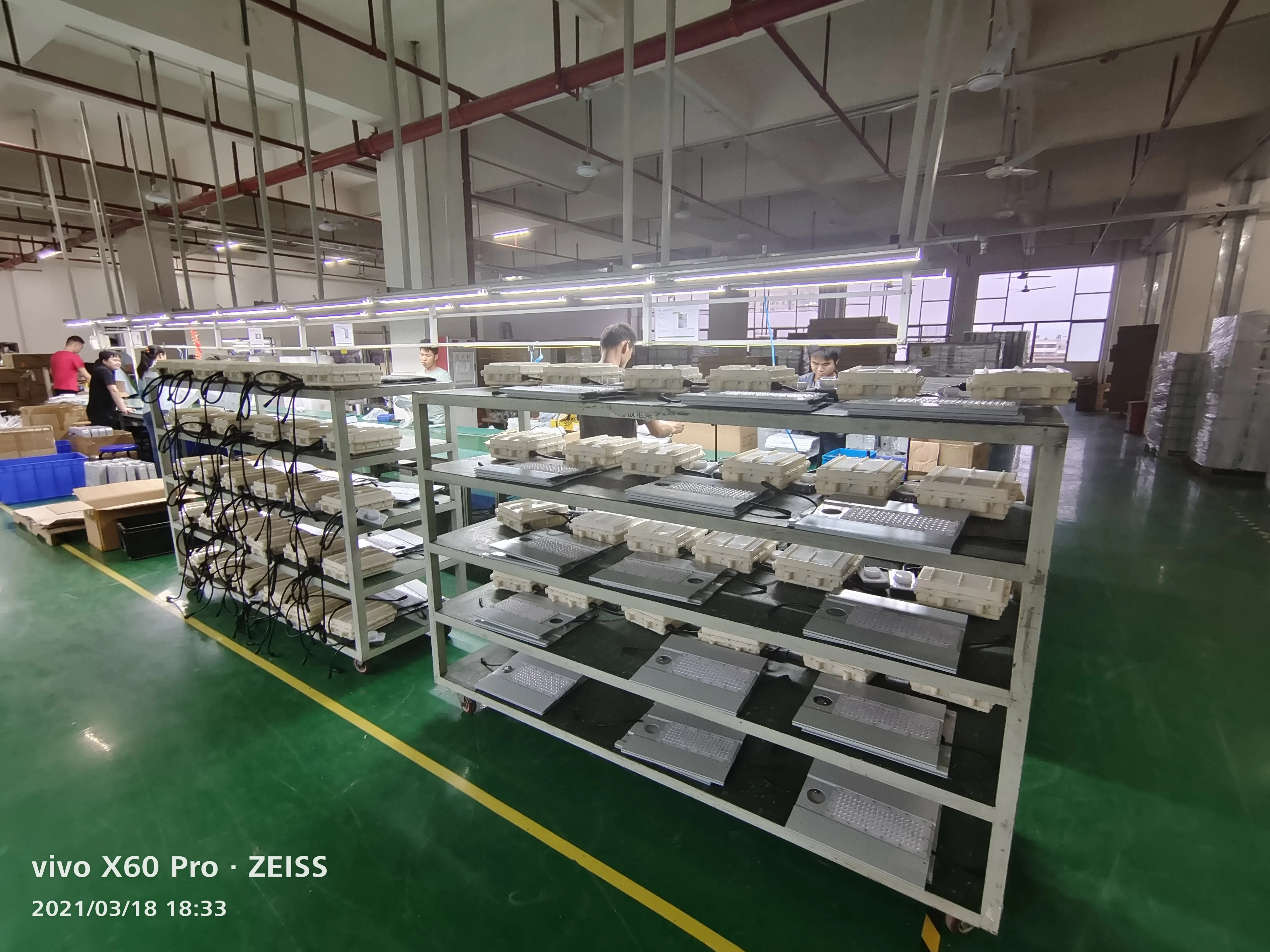 超高輝度ソーラーLEDランプ 屋外防水IP65 オールインワンソーラーパネル街路灯 リモコン付き