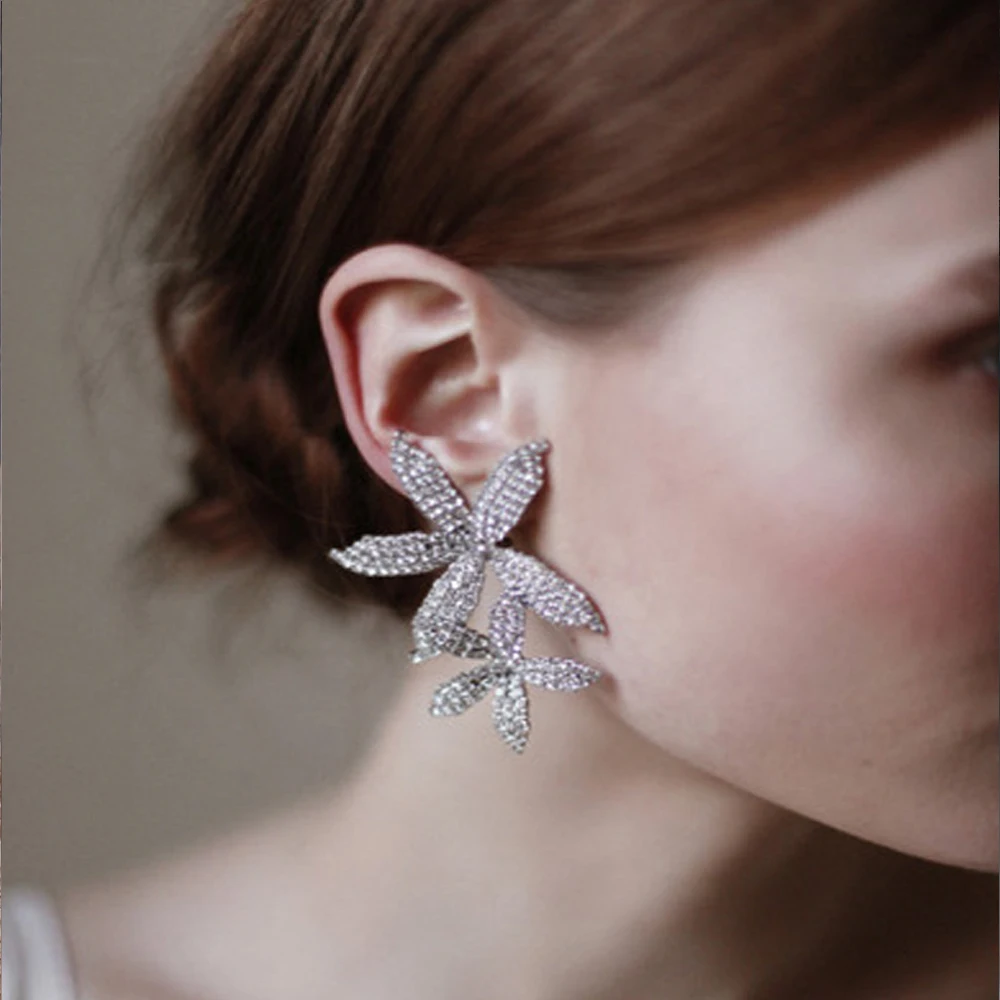 brincos-de-flores-elegantes-e-delicados-brincos-femininos-pendurados-longos-luxuosos-brilhantes-strass-casamento-formato-de-flor-dupla