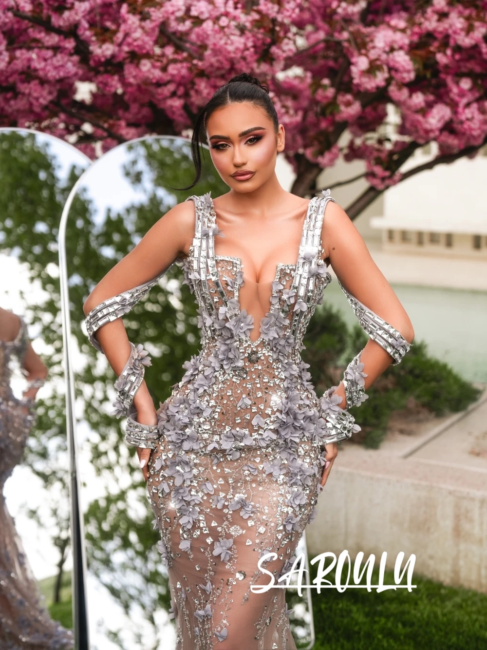 

Chic Silver Grey 3D Floral Prom Dress With Detachable Crystal Arm Cuffs Sheer Opulent Sexy Deep V Neck Mermaid Evening Gown