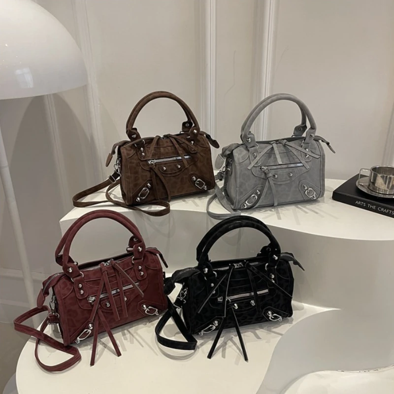 Vintage Wildlederähnliche Handtasche, Nieten-Reißverschluss-Dekor, Abnehmbarer Langer Riemen, Retro-Punk-Umhängetasche für Pendlerinnen – Detail 26