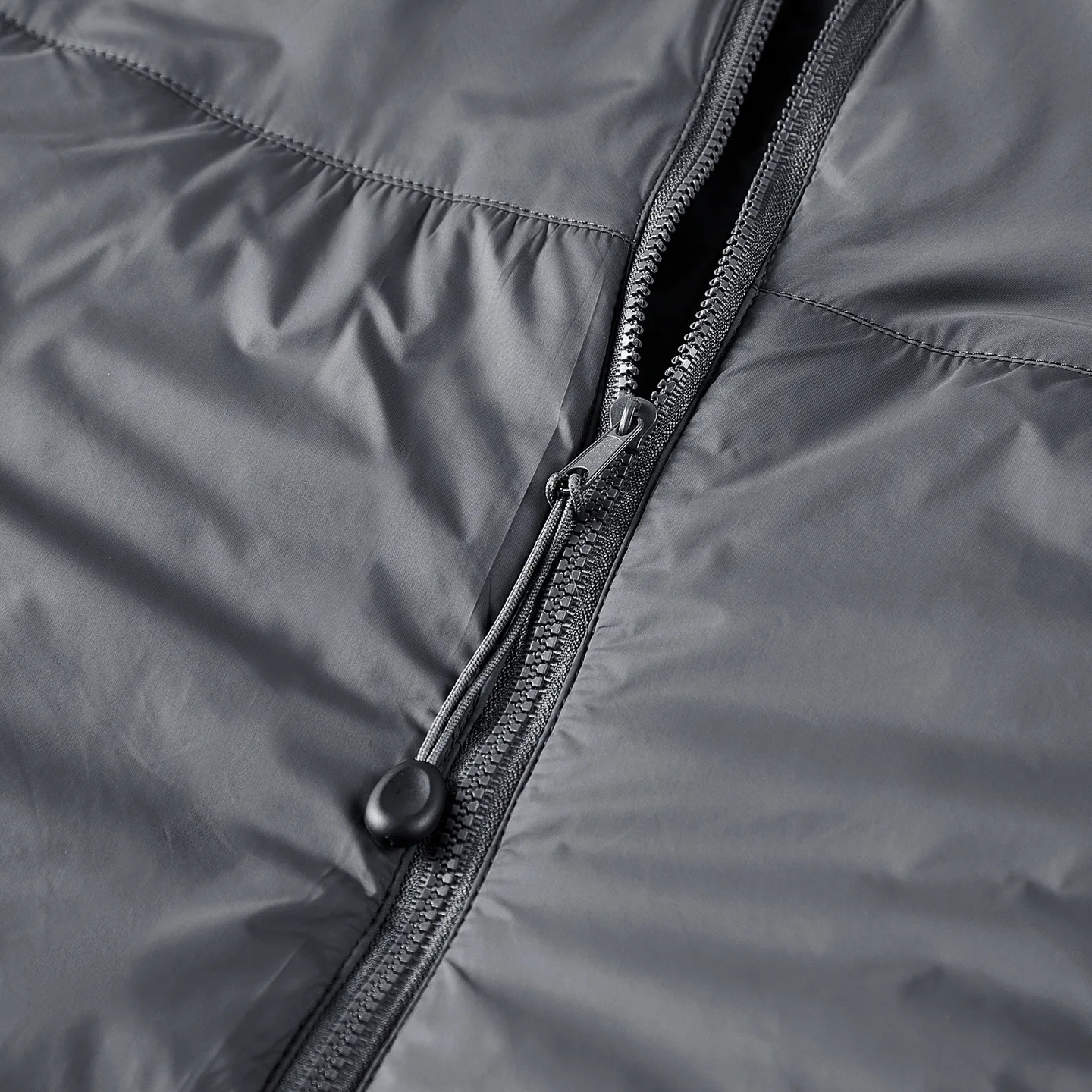 2025 رجل أسفل سترة الشتاء موضة رشاقته الدافئة بلون الرجال ملابس خارجية سحاب أكمام طويلة في الهواء الطلق يندبروف الذكور معطف مقنع