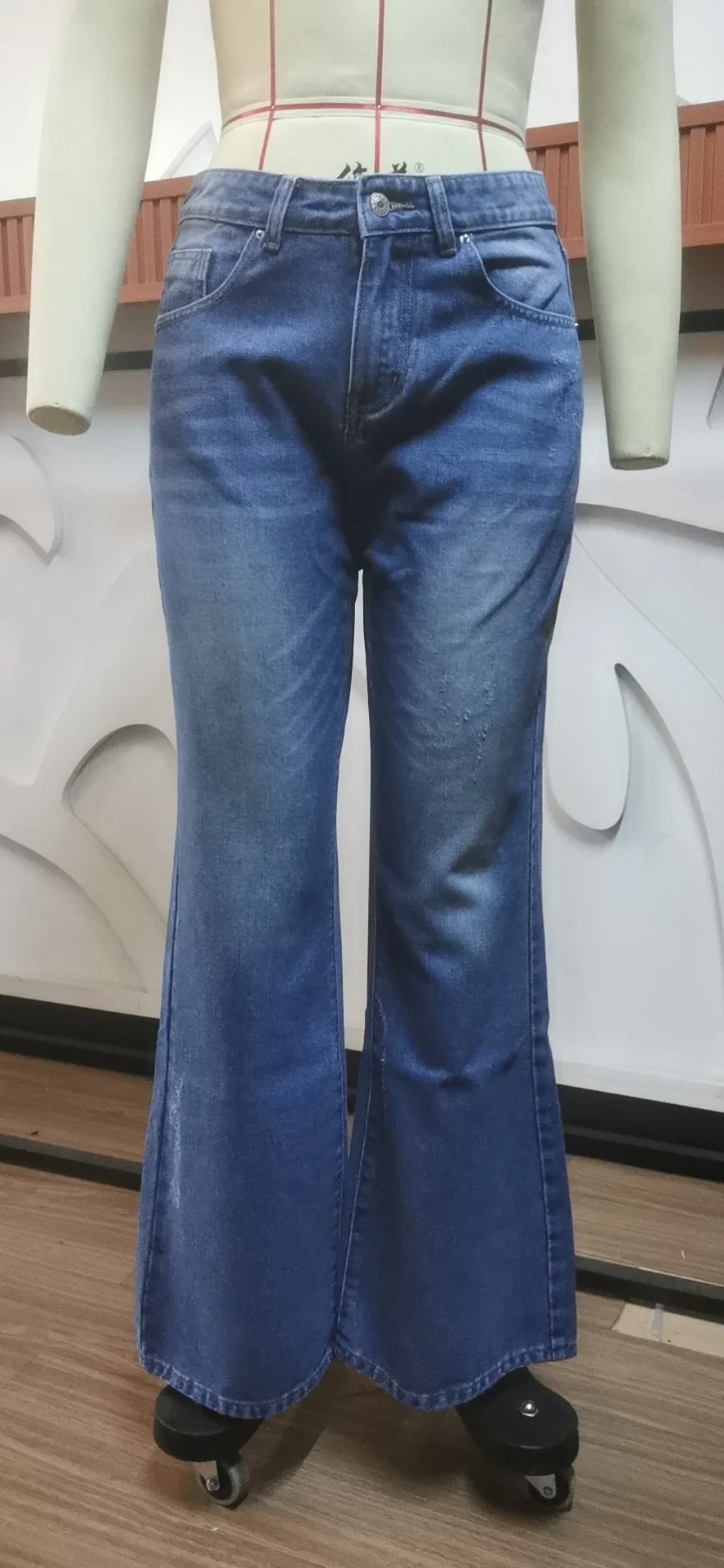 Damskie jeansy, sprane, dżinsowe spodnie typu flare, średni stan, postarzane kieszenie, jesień 2025, damskie spodnie vintage, długość do podłogi, streetwear