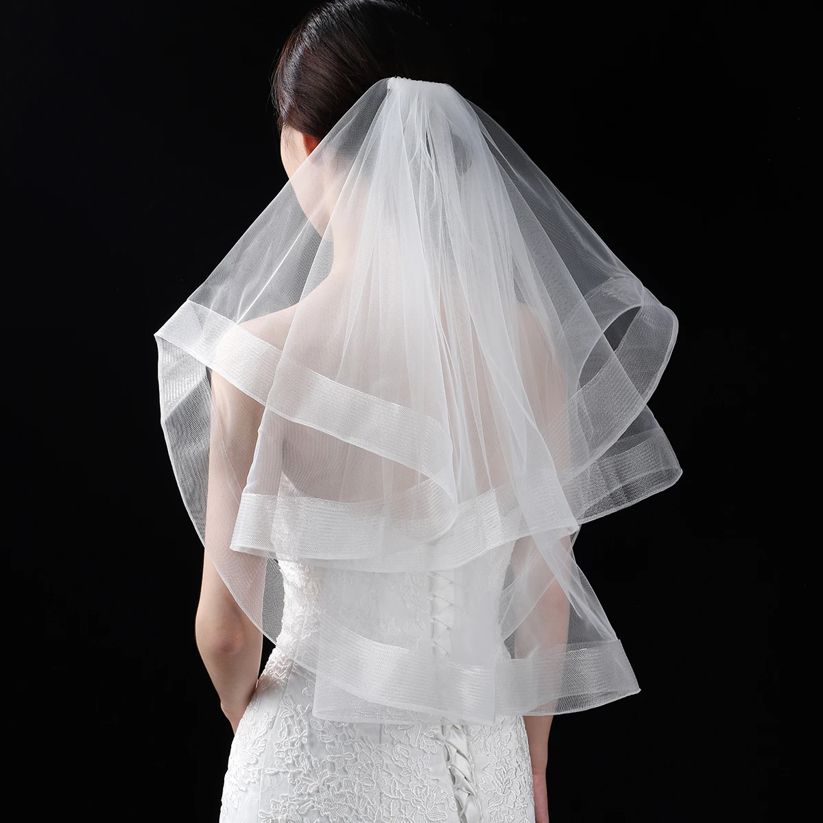 The elegant white bridal veil is suitable for women's wedding waist length veils