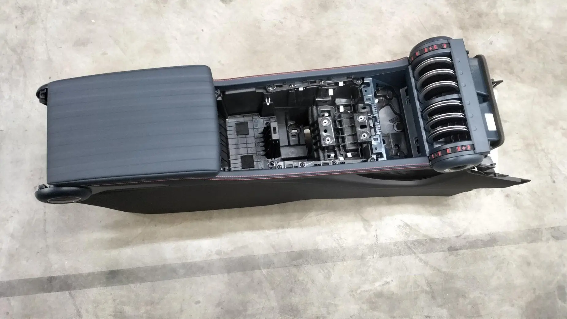 

Для BYD Atto 3, сборка вспомогательной приборной панели SC2EM- 5305100 -00E3 Матовый гальванический