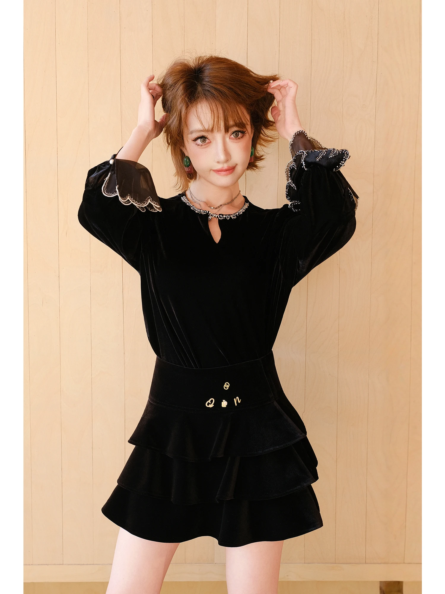 

Женская блузка MIUCO Hepburn Sle Velvet с уникальным дизайном, украшенная бисером, с расклешенным рукавом, для офиса и повседневной носки, дышащая...