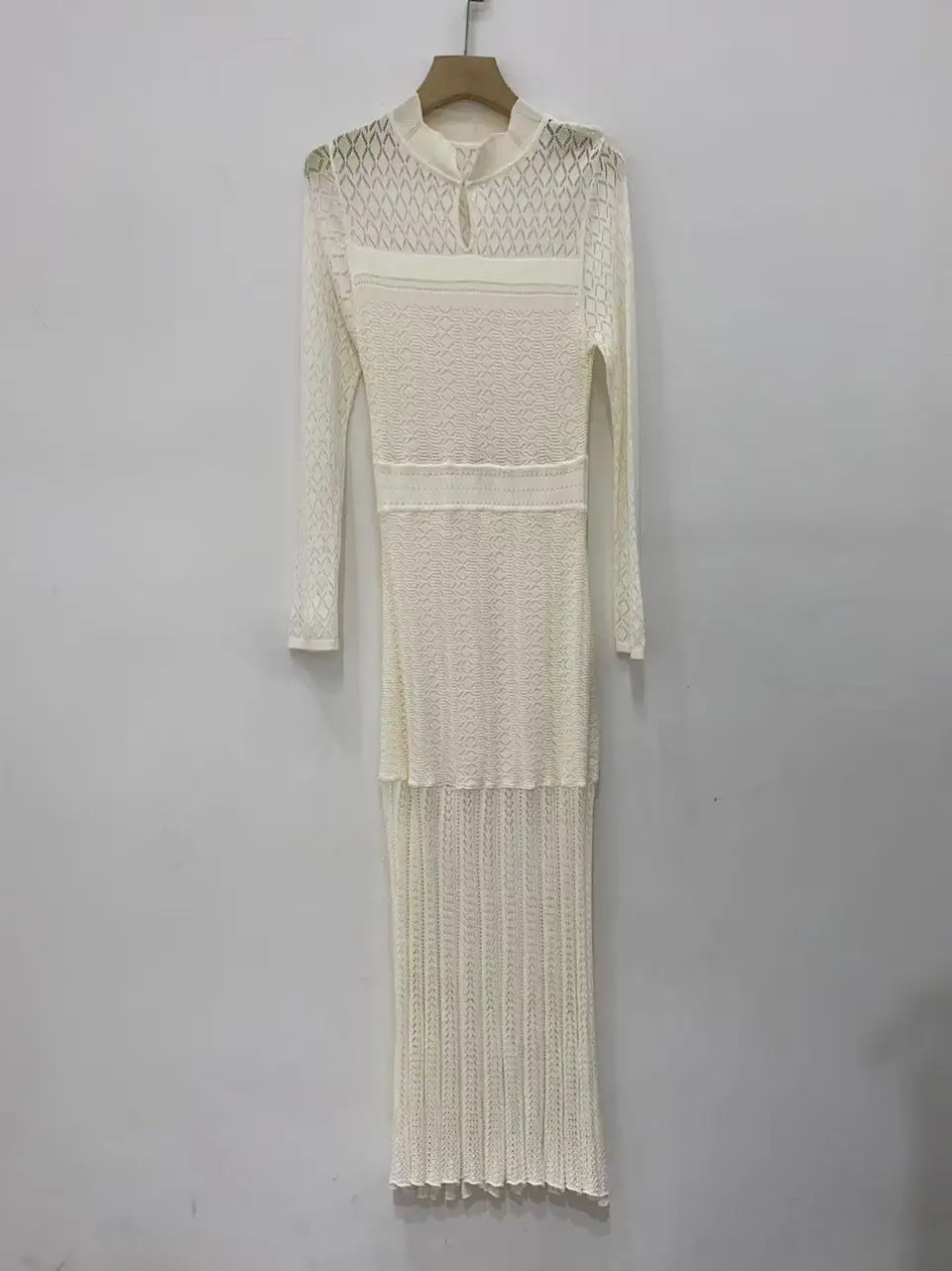 

A long white knitted dress with French crochet patterns in spring, which is slimming and elegant, is designed for a noble lady