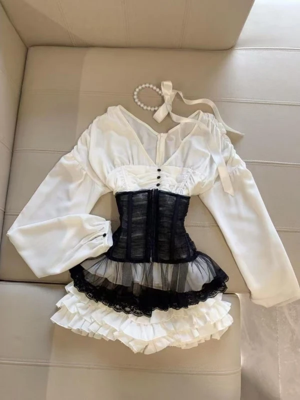 

Нежный комплект из трех предметов: топ с V-образным вырезом и рукавами-фонариками, юбка с завышенной талией и пышной юбкой-клеш. Белый, осенний, модный, женский.