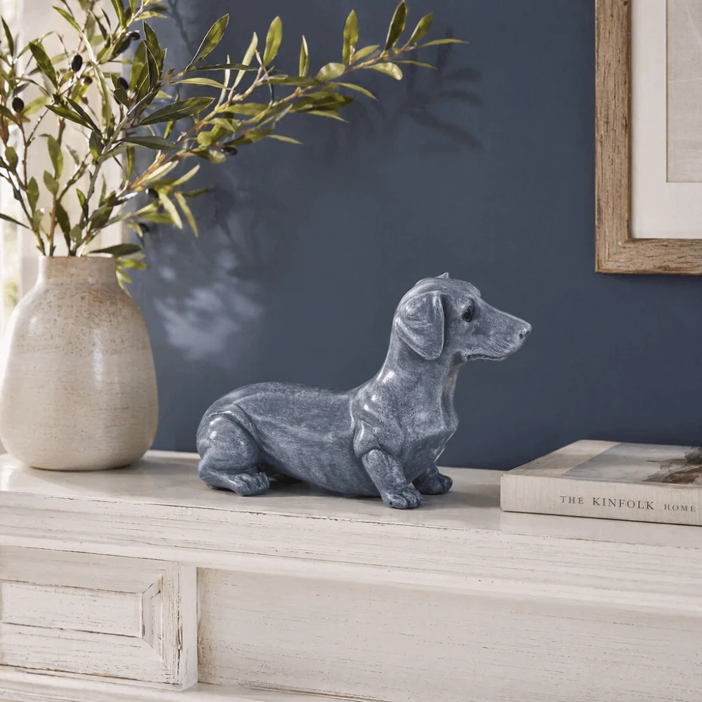 Figura de perro teckel de resina sintética, 6,69x4,72 pulgadas, adorno de escritorio con forma de perro gris