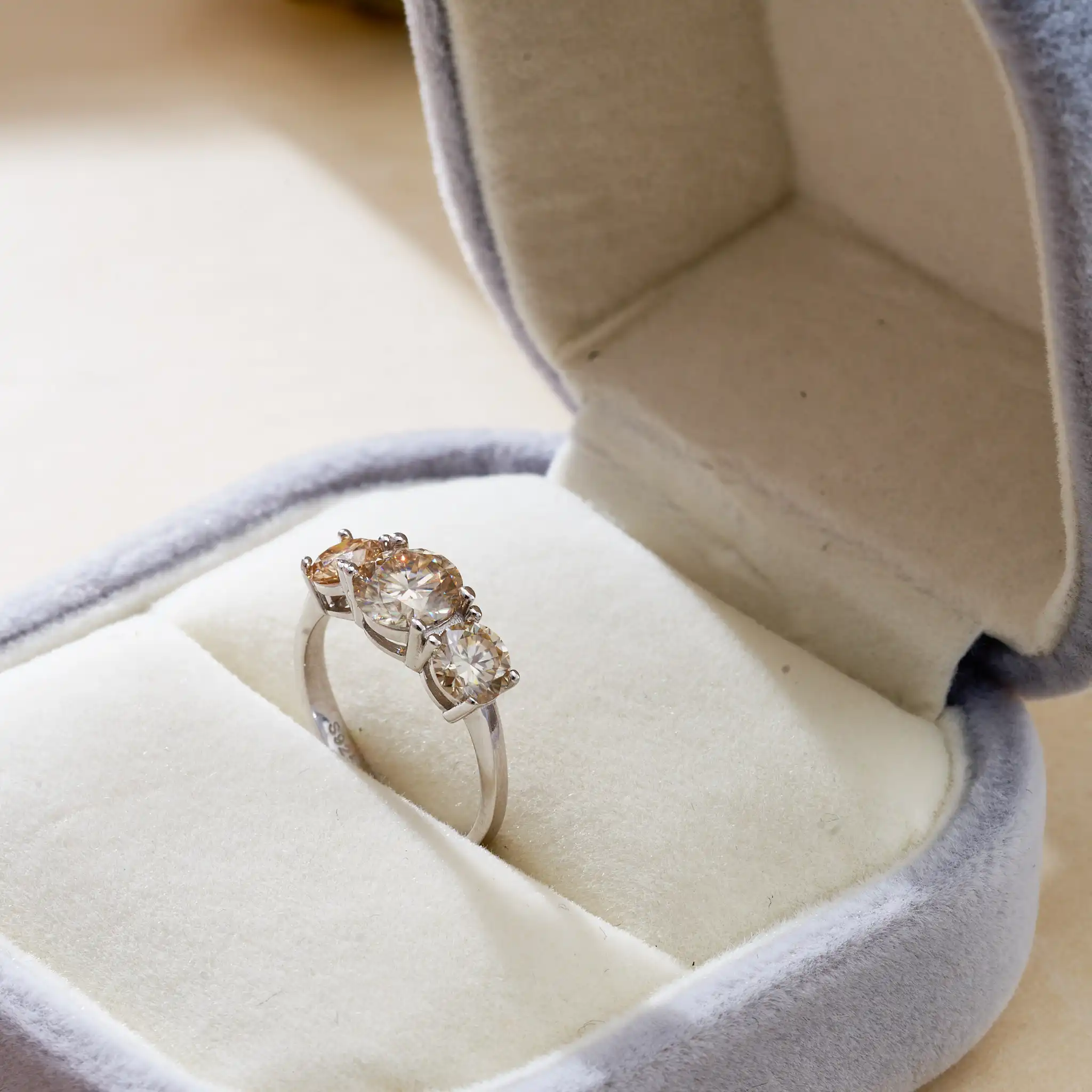 Gesamt 2,0 Karat 925 Silber Damen Mode Verlobungsringe Rundschliff 6,5mm/8mm Moissanit Drei-Stein-Ring für Frauen Hochzeit – Detail 9