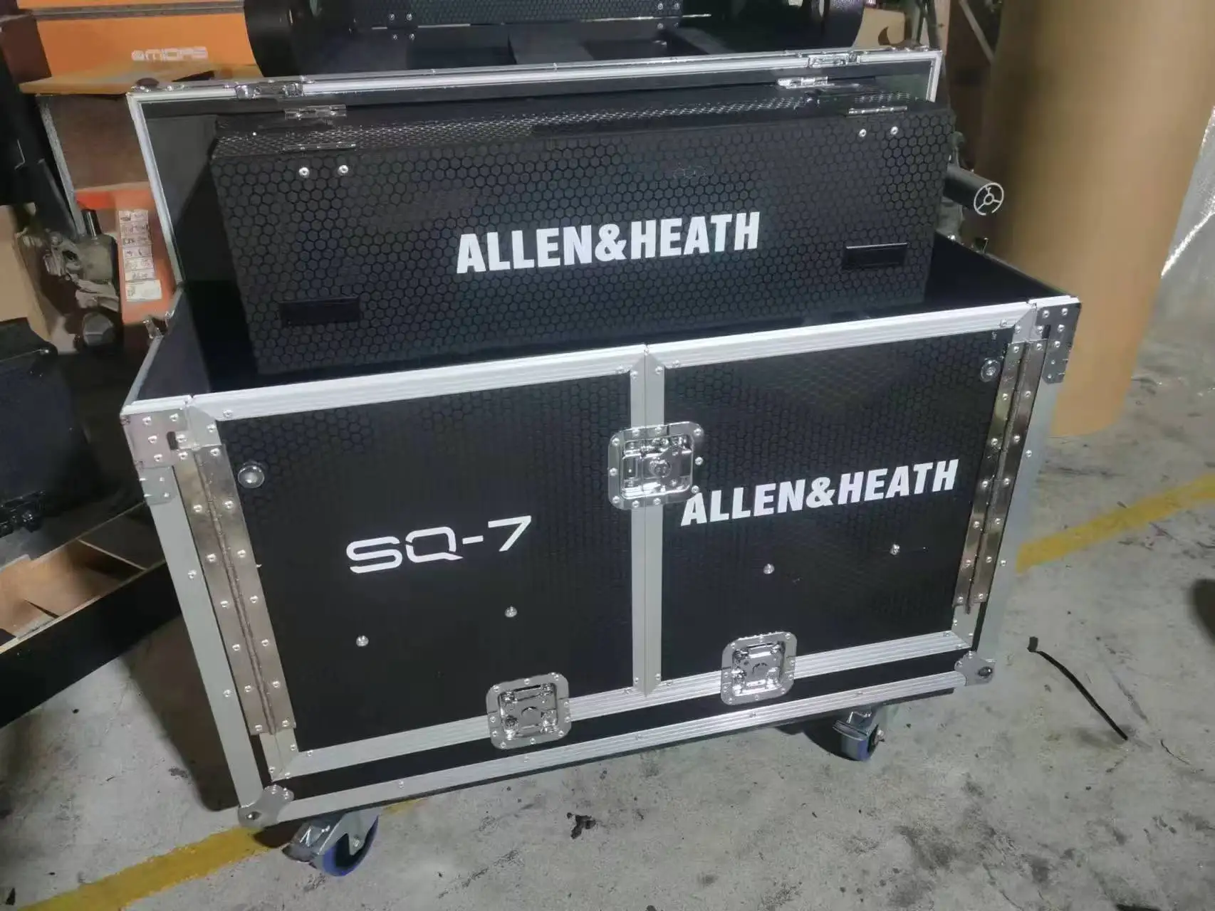 

SQ7 Flight case Flight Hydraulic Flip DJ Road Case for Midas SQ7 Mixer