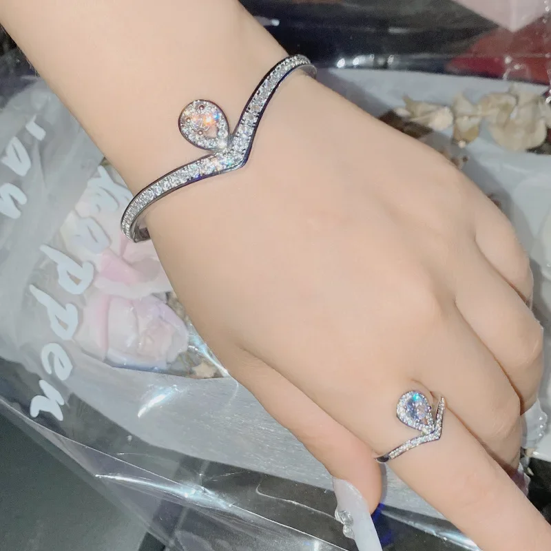 MDL مويسانيتي ستايل والولايات المتحدة سوار مويسان تقليد فاخر جديد على شكل حرف V مطلي بالذهب عيار 18 قيراط مليء بالماس #3