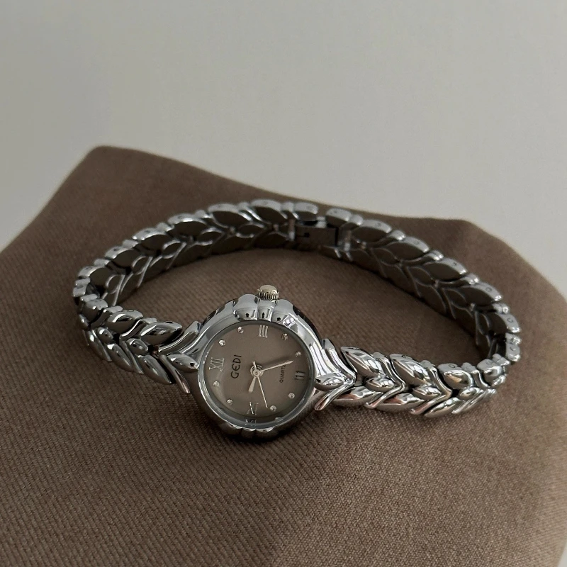 Medieval style design quartz watch new light luxury student trend niche women high sense temperament noble women bracelet watch