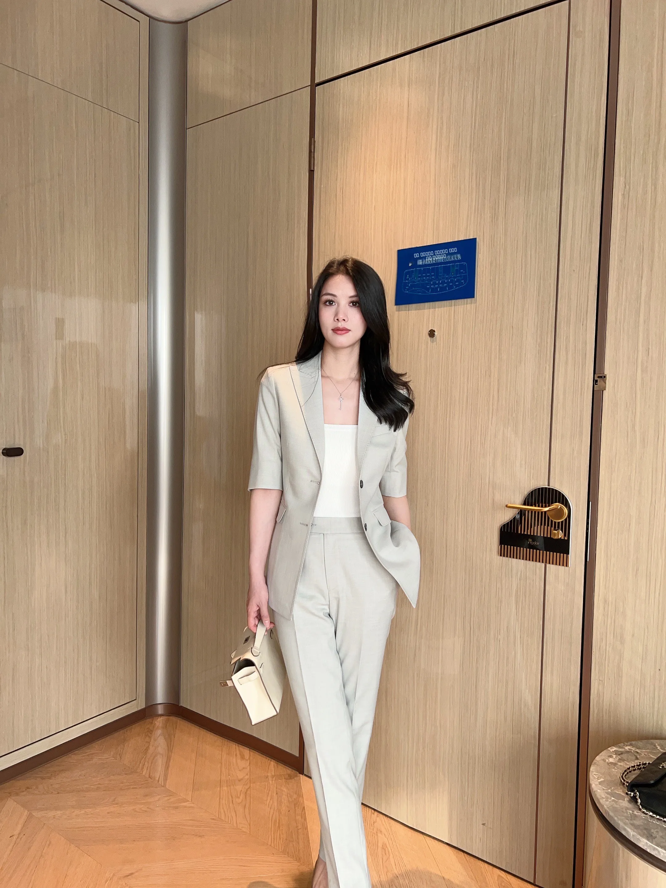 

Профессиональный деловой костюм для женщин, лето 2025, приталенный, с одной пуговицей, светлый цвет, качественный, для гардероба